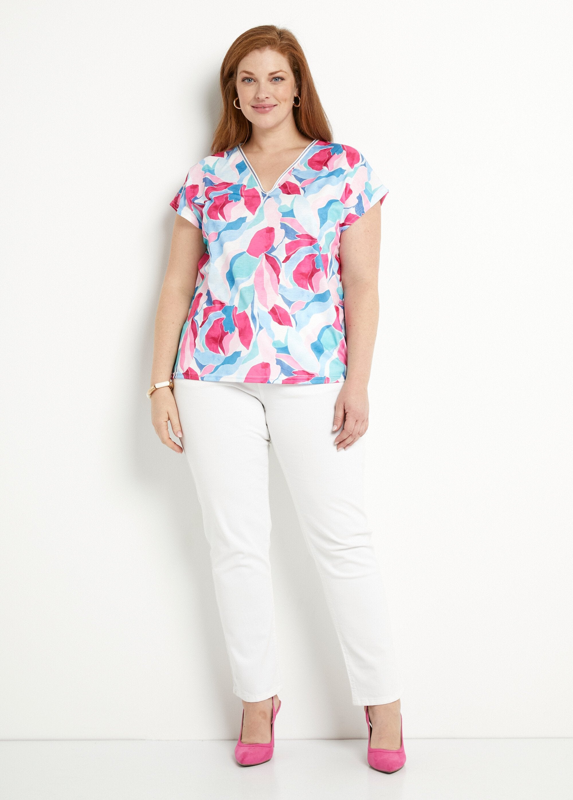 T-shirt_court_col_V_brillant_imprimé_Bleu_et_rose_SF1_curvy