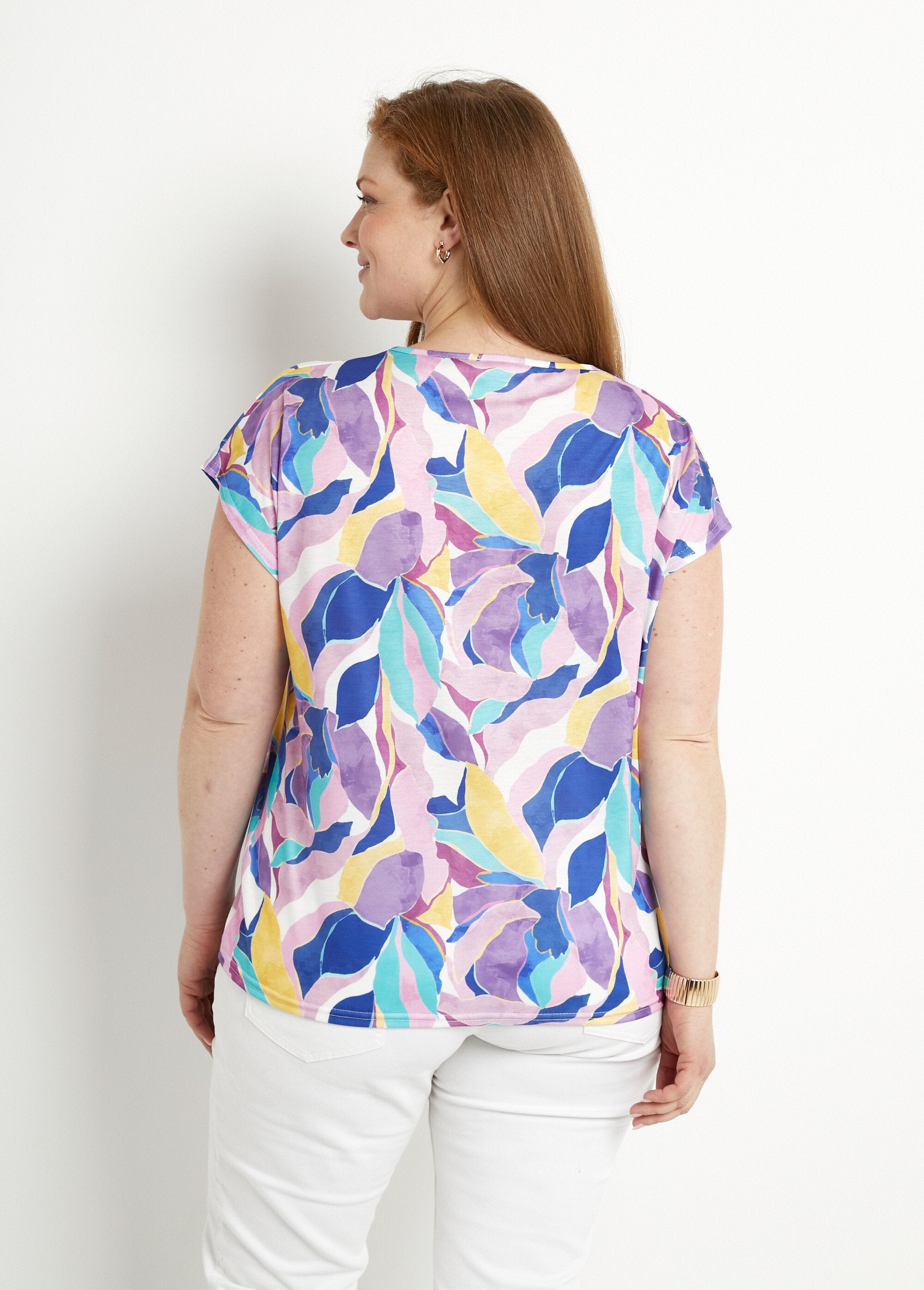 T-shirt_met_glanzende_opdruk_en_V-hals_Parme_et_jaune_DO1_curvy