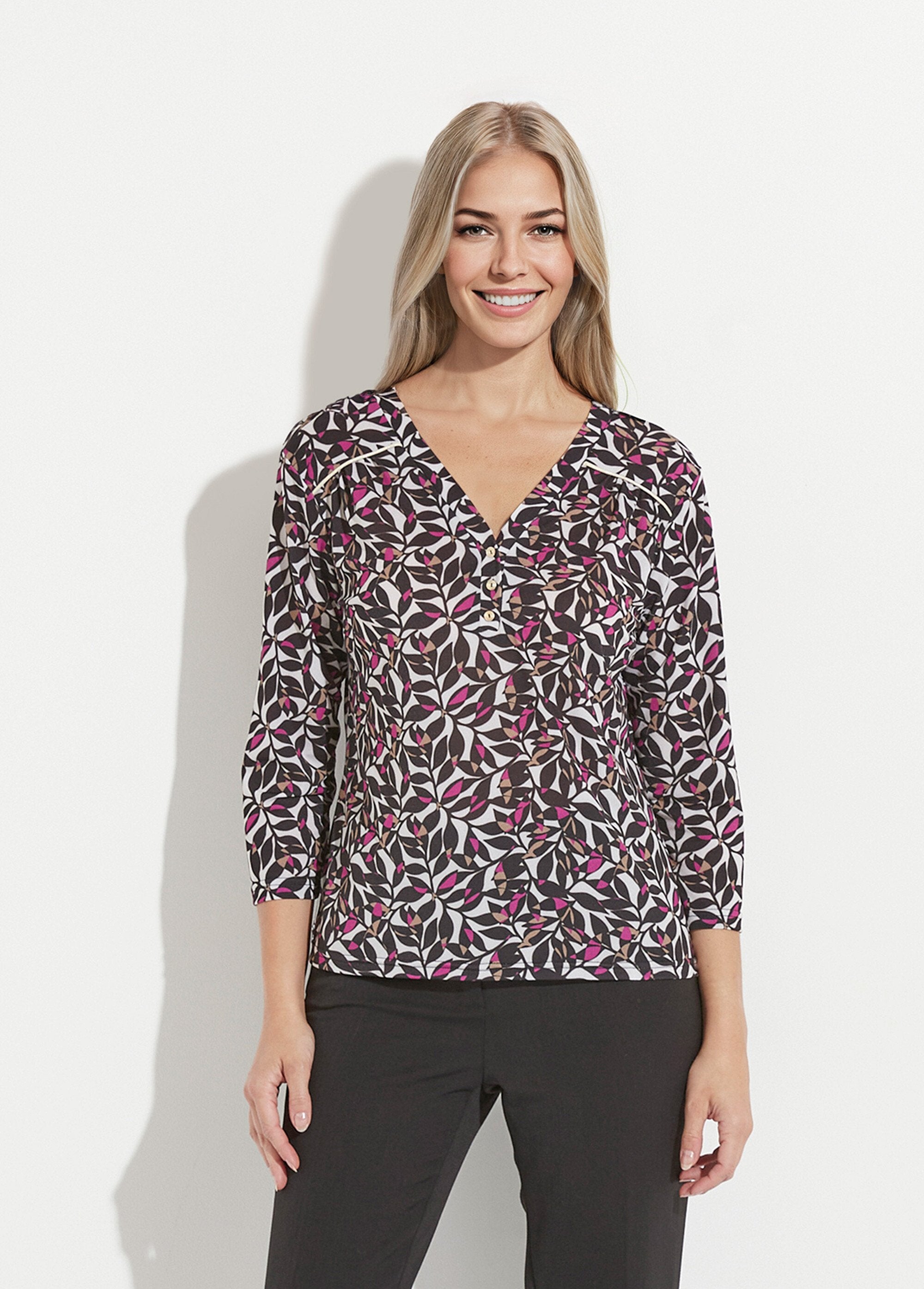 T-shirt_court_col_V_manches_3/4_imprimé_feuilles_Ecru_et_rose_FA1_slim