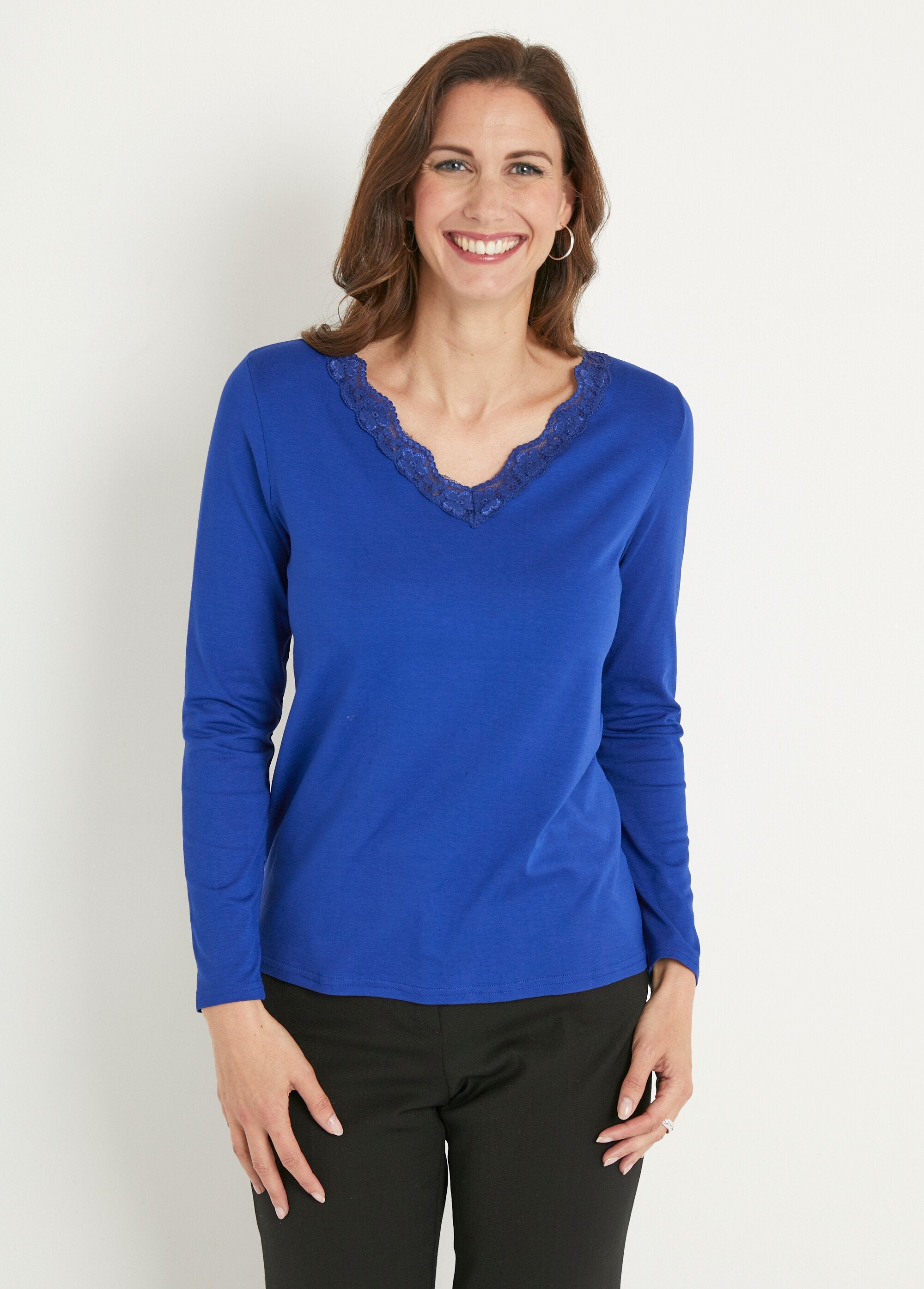 T-shirt_court_dentelle_col_V_manches_longues_Bleu_dur_FA1_slim