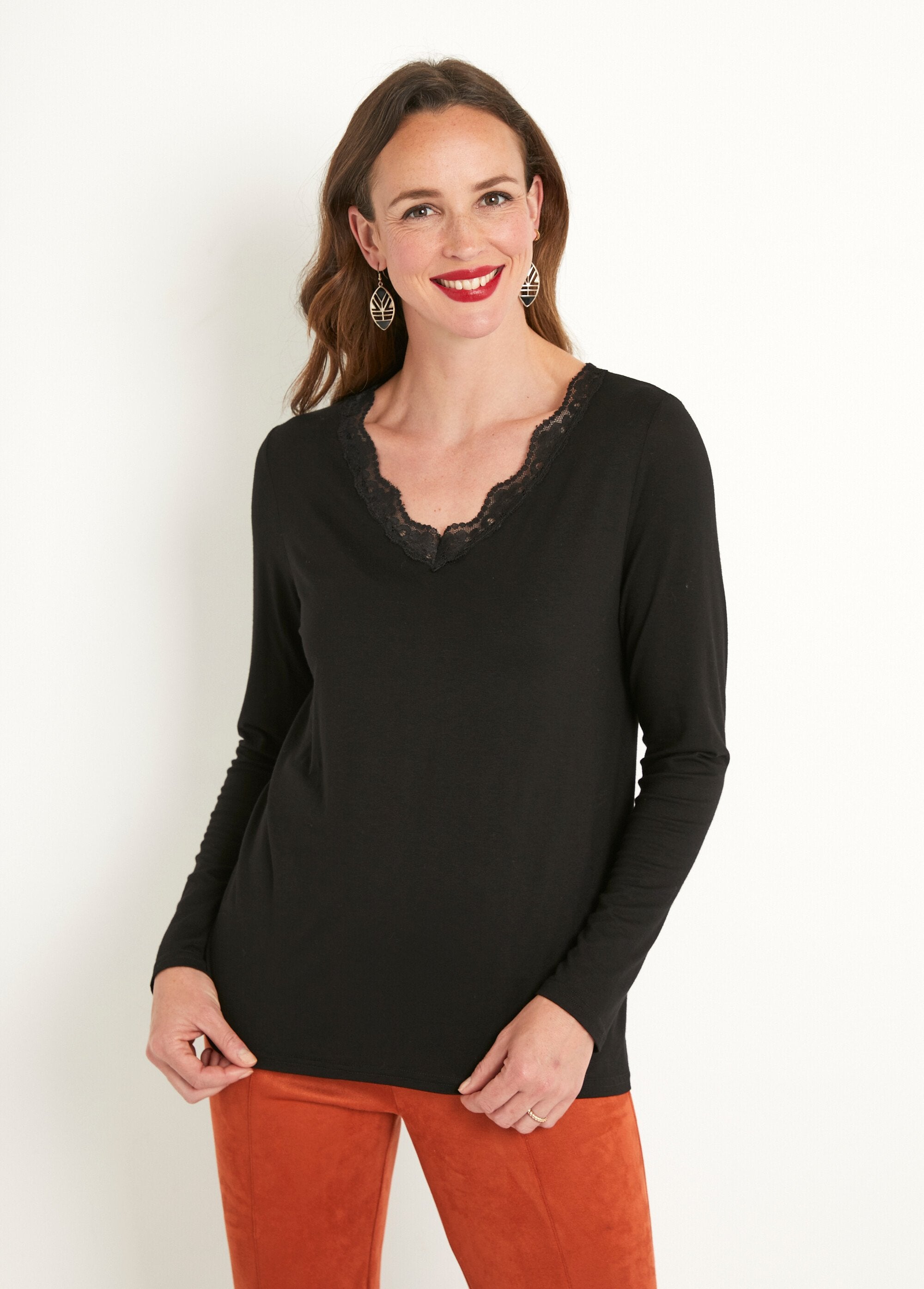 Short_lace_V-neck_long-sleeved_t-shirt_Black_FA1_slim