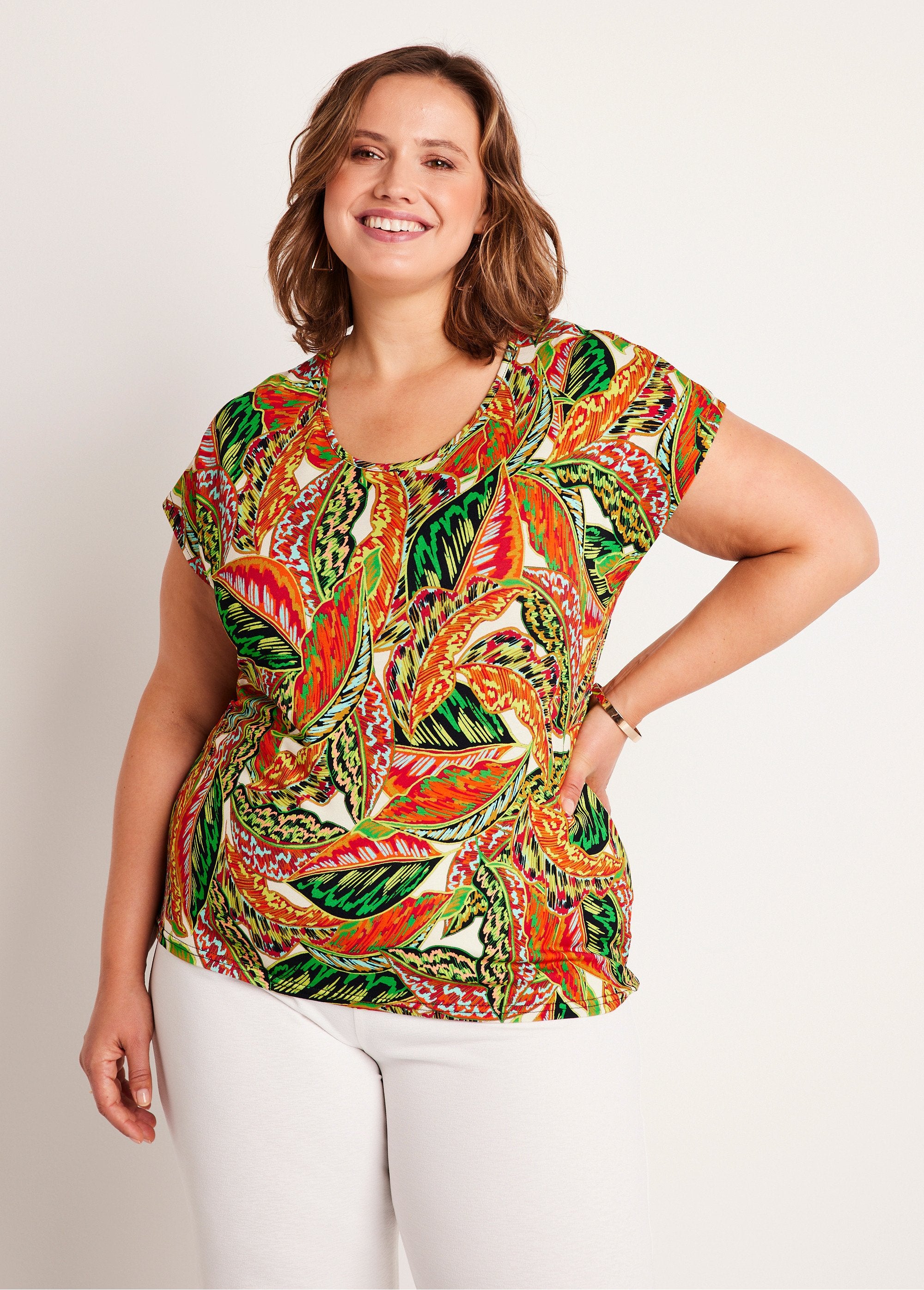 Kort_T-shirt_met_bladermotief_Groen_en_rood_FA1_curvy