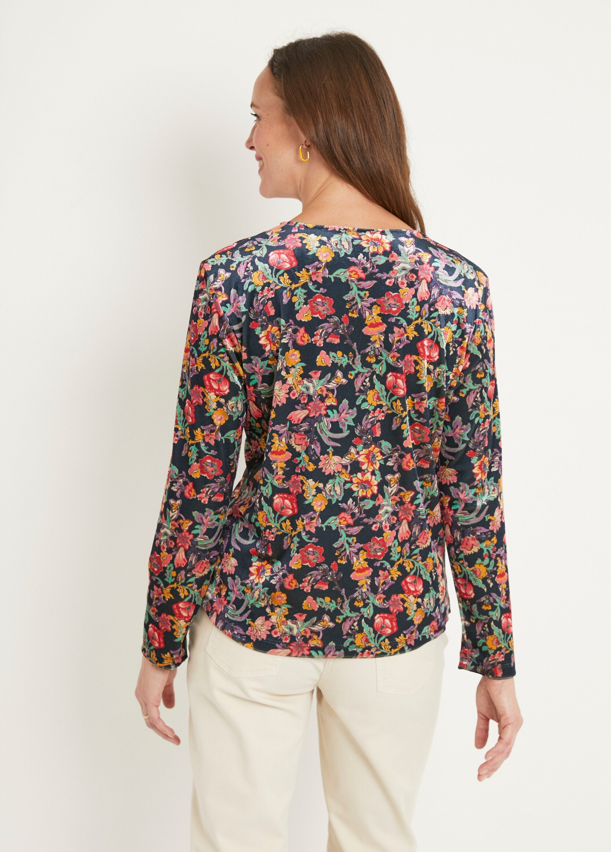 Gebloemd_fluwelen_T-shirt_met_V-hals_Marine_et_rose_DO1_slim