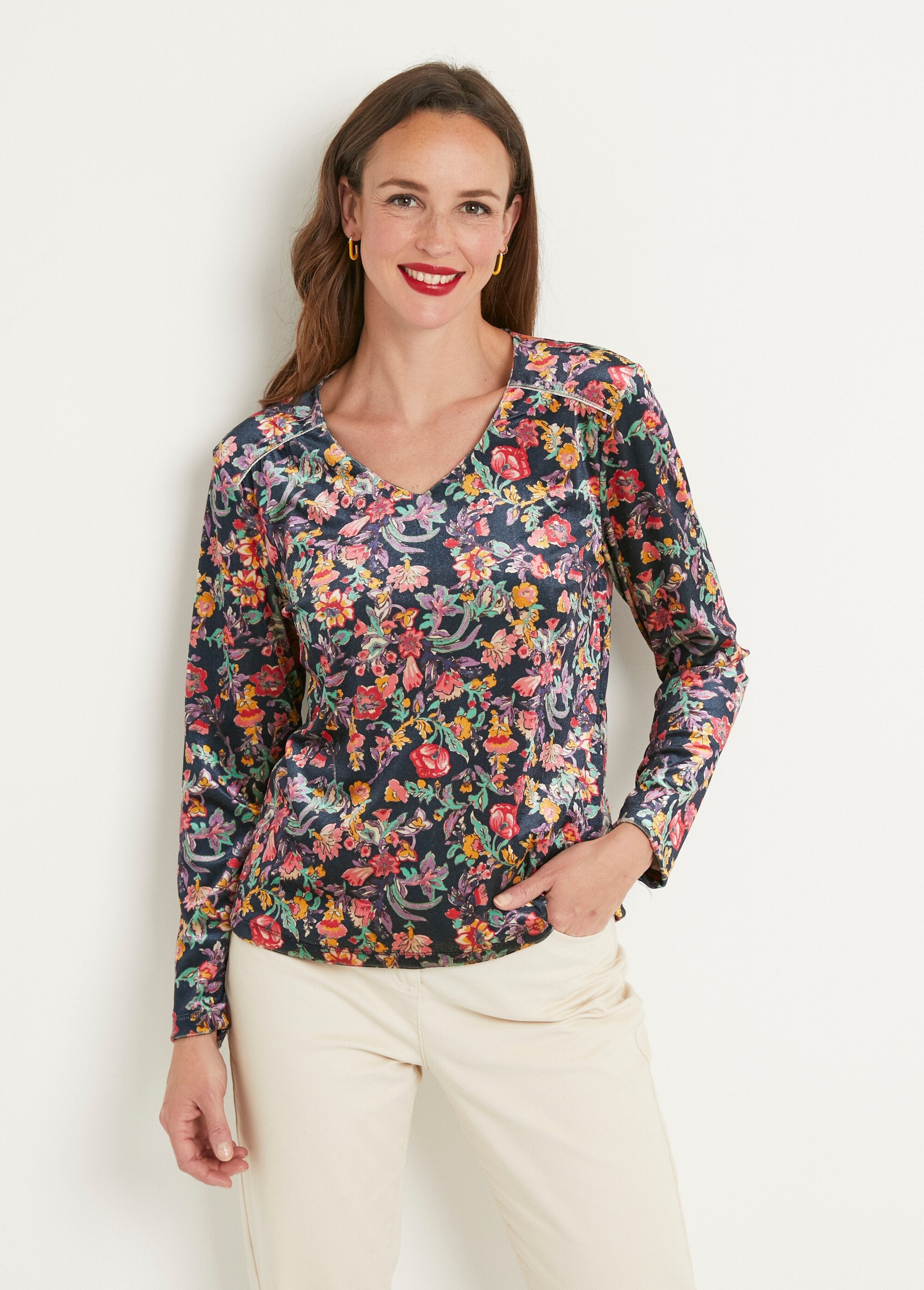 Gebloemd_fluwelen_T-shirt_met_V-hals_Marine_et_rose_FA1_slim