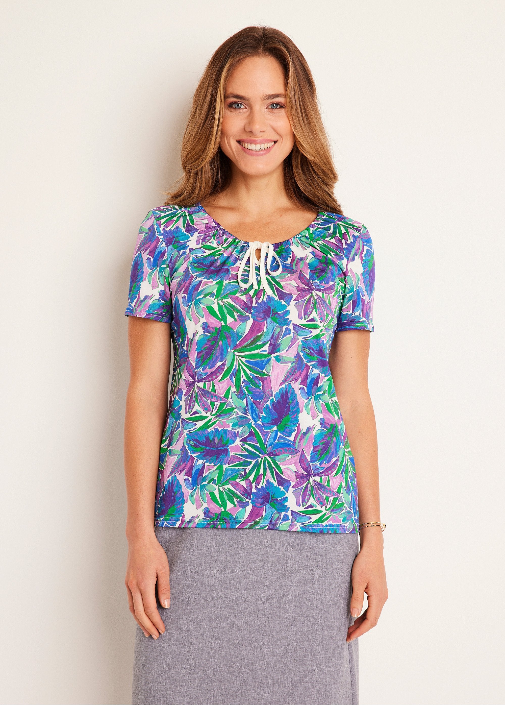 Recht_T-shirt_met_bloemen,_korte_mouwen_Parma_en_blauw_FA1_slim