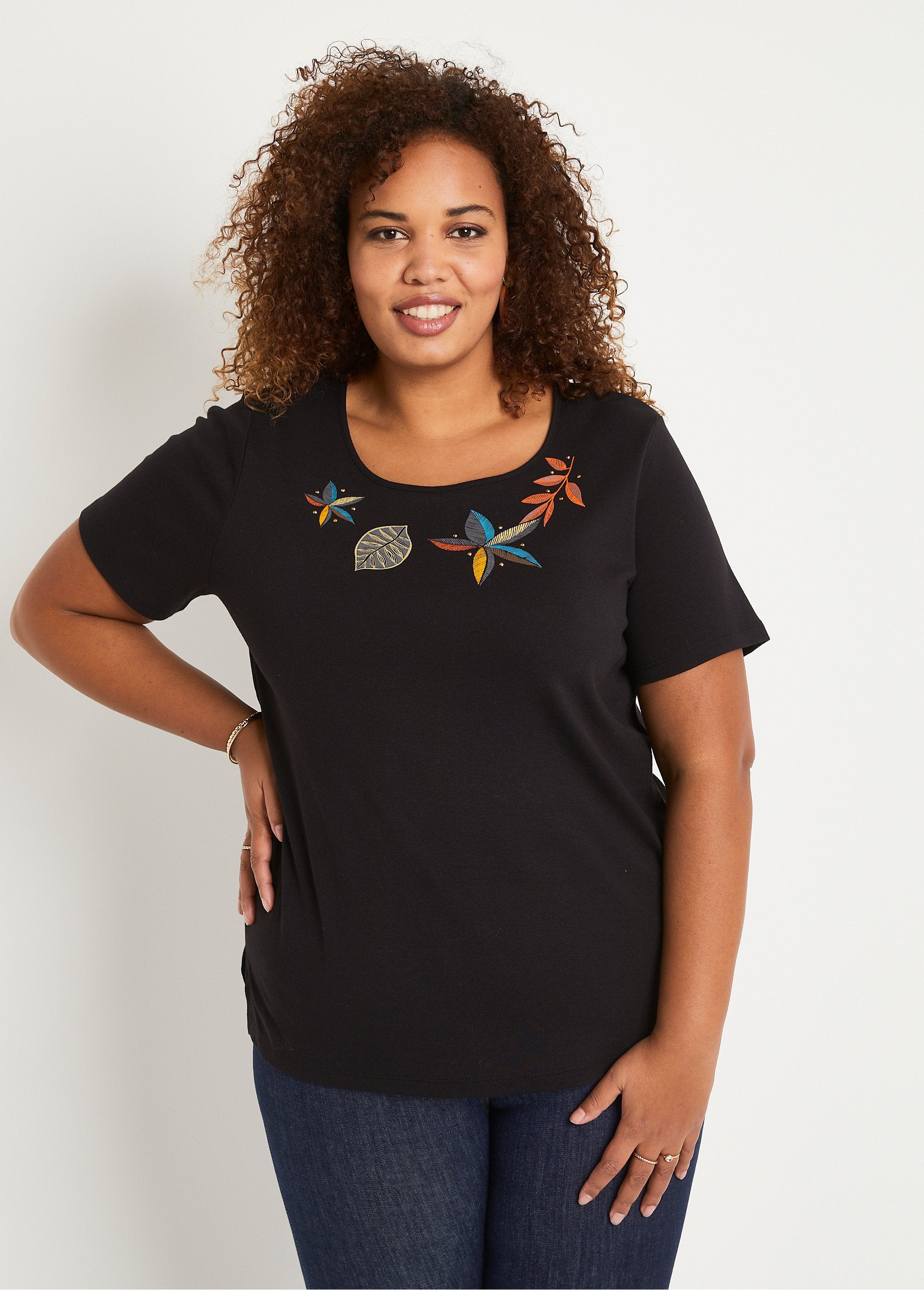 Recht_T-shirt_met_lange_mouwen_ZWART_FA1_curvy