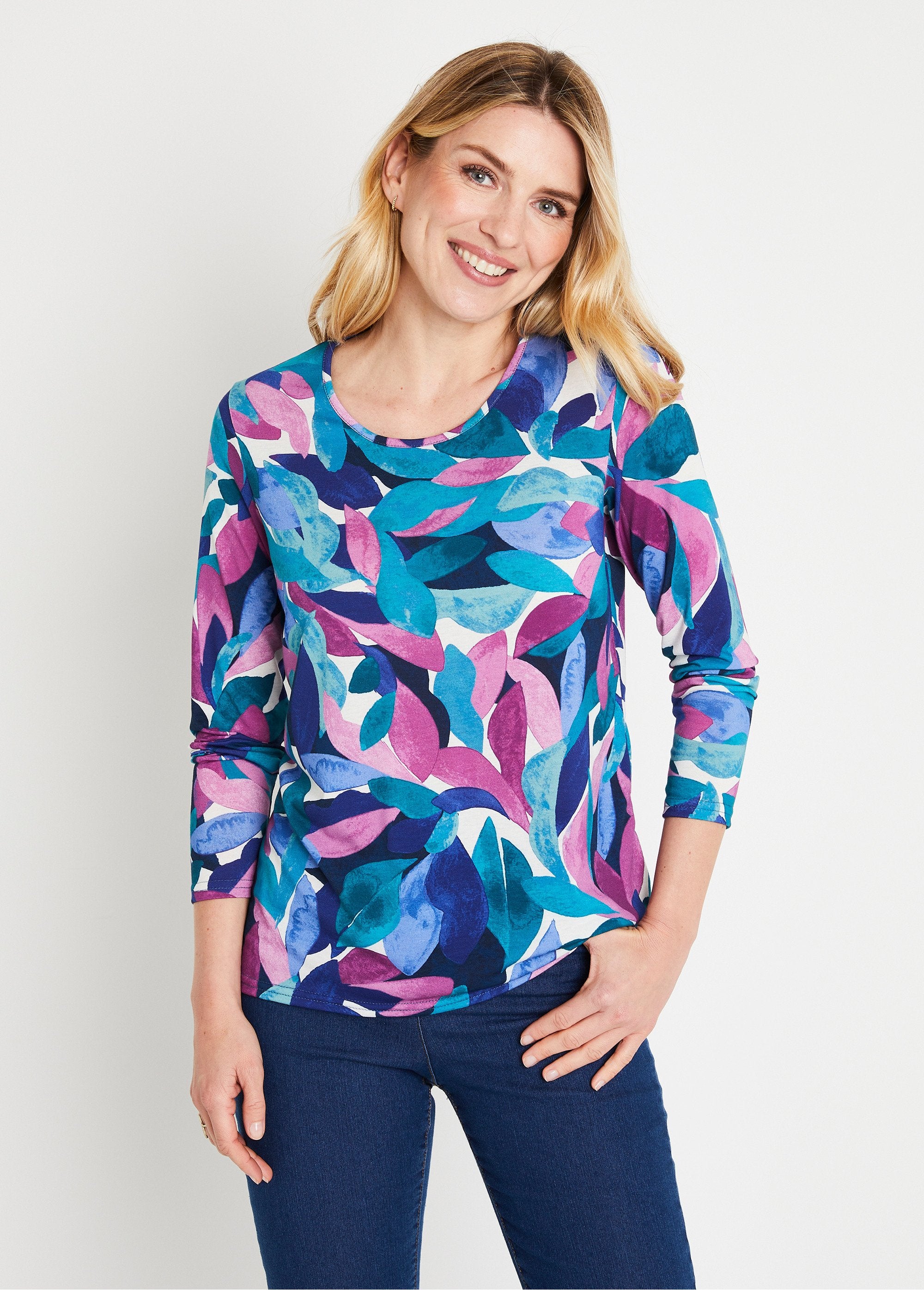 Kort_vloeiend_T-shirt_met_bloemenprint_en_ronde_hals_Bleu_et_rose_FA1_slim