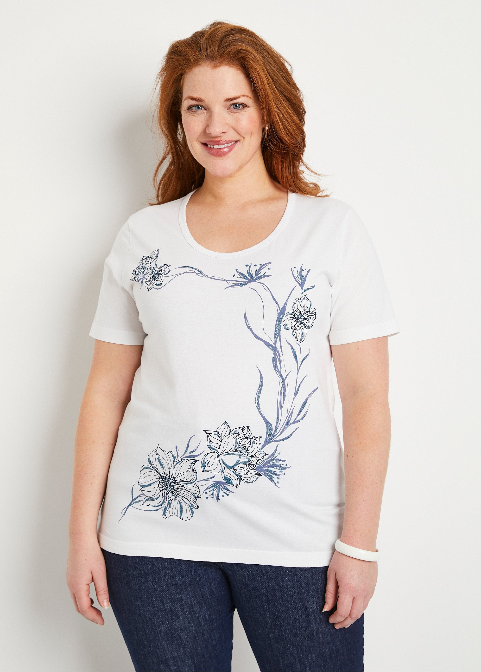 Bloemen_T-shirt_met_ronde_hals_witte_achtergrond_FA1_curvy