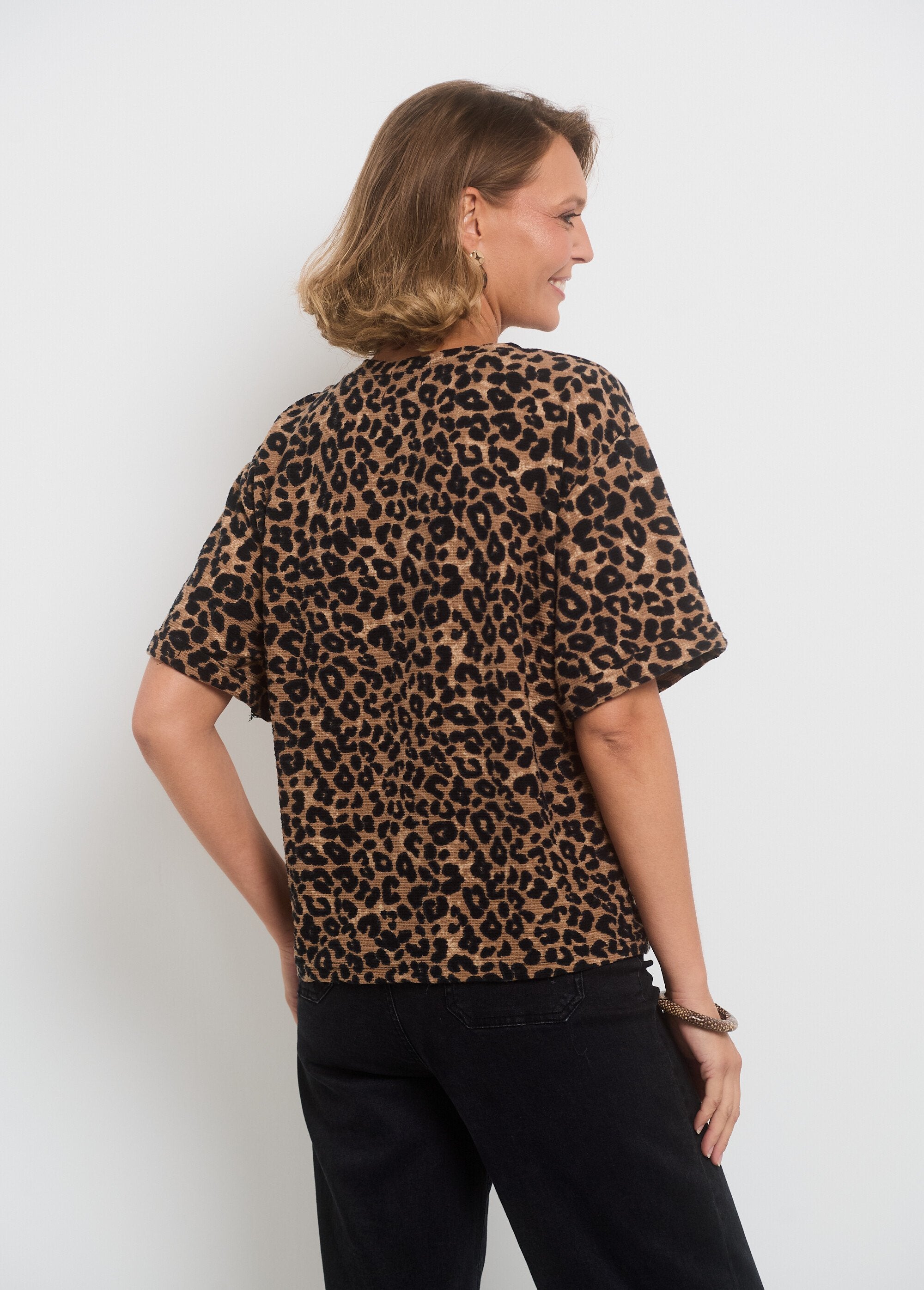 T-shirt_met_luipaard,_gebreid_met_structuur,_ronde_hals_Leopard_DO1_slim