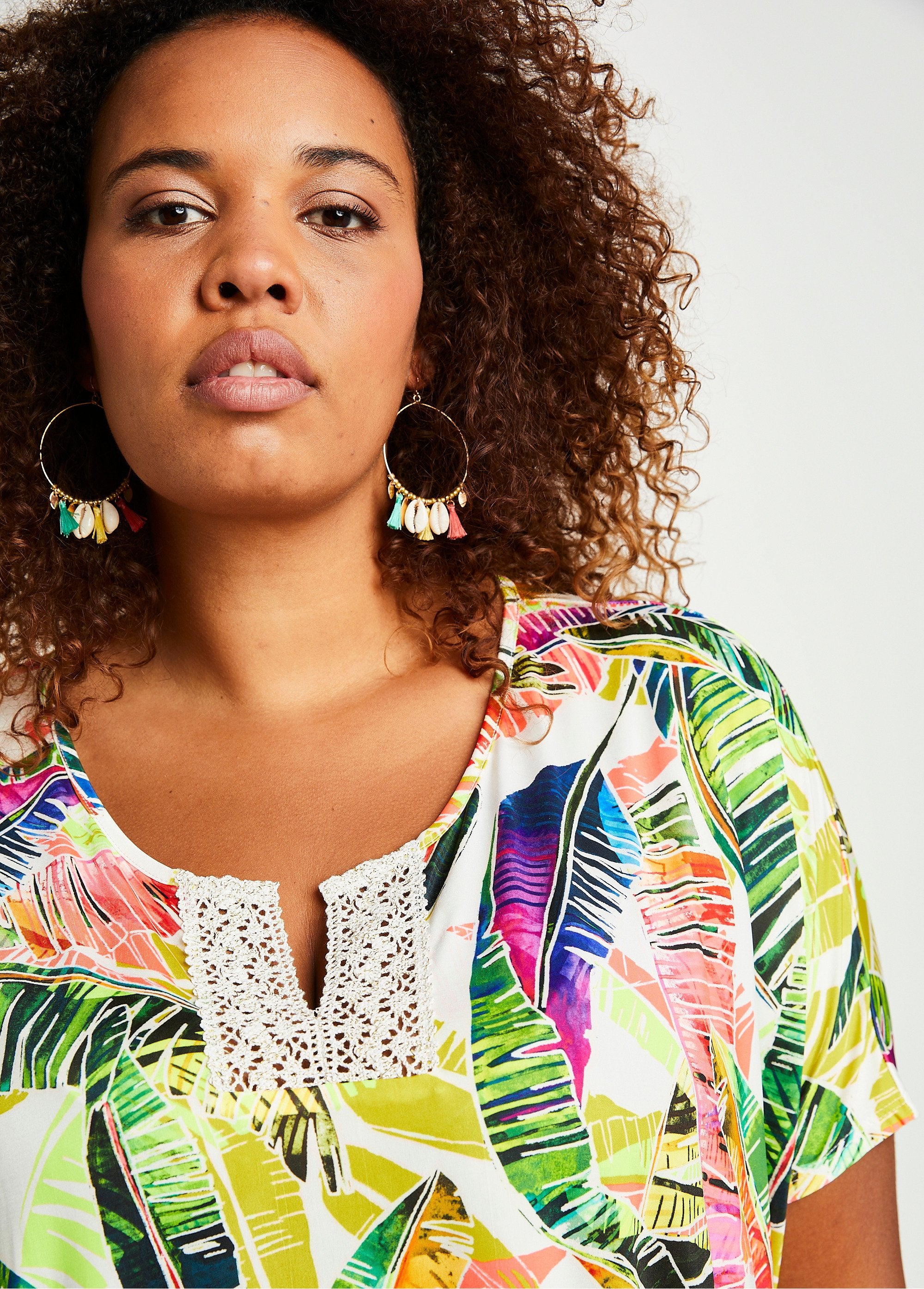 Camiseta_longa_e_solta_com_padrão_de_renda_neon_Impressão_multicolorida_DE1_curvy