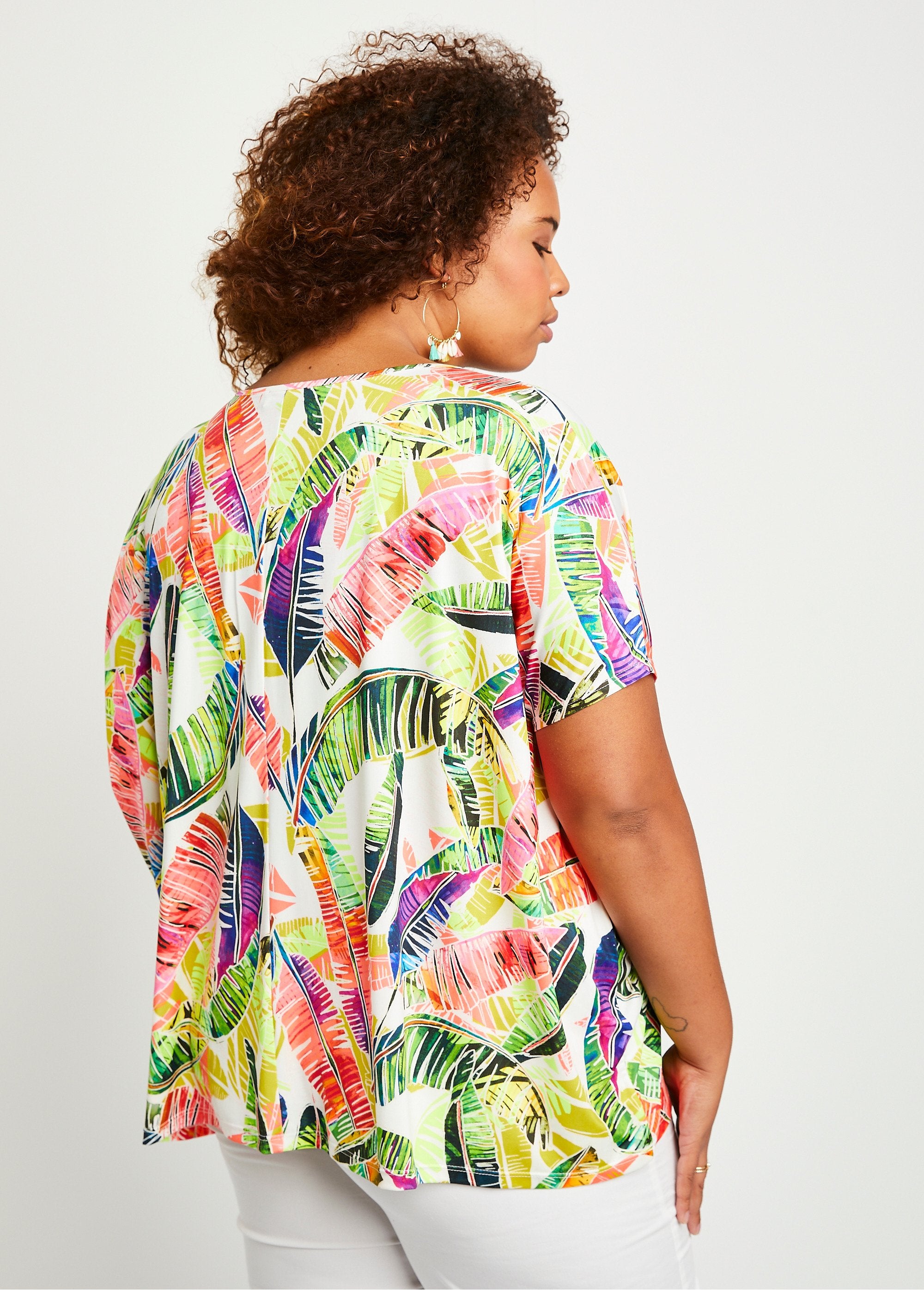 Lang_los_T-shirt_met_fluorescerend_kantpatroon_Meerkleurige_print_DO1_curvy