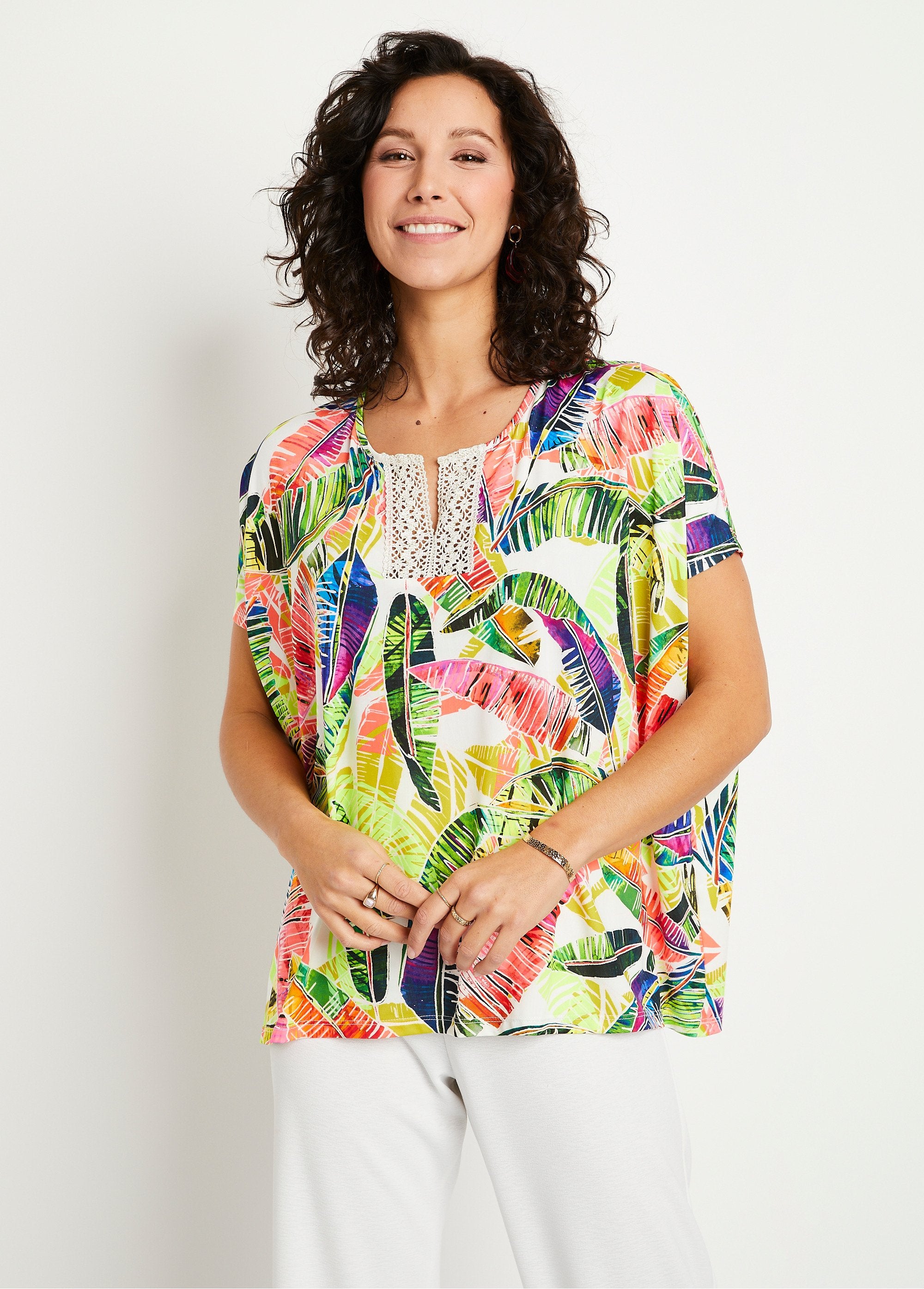 Camiseta_longa_e_solta_com_padrão_de_renda_neon_Impressão_multicolorida_FA1_slim