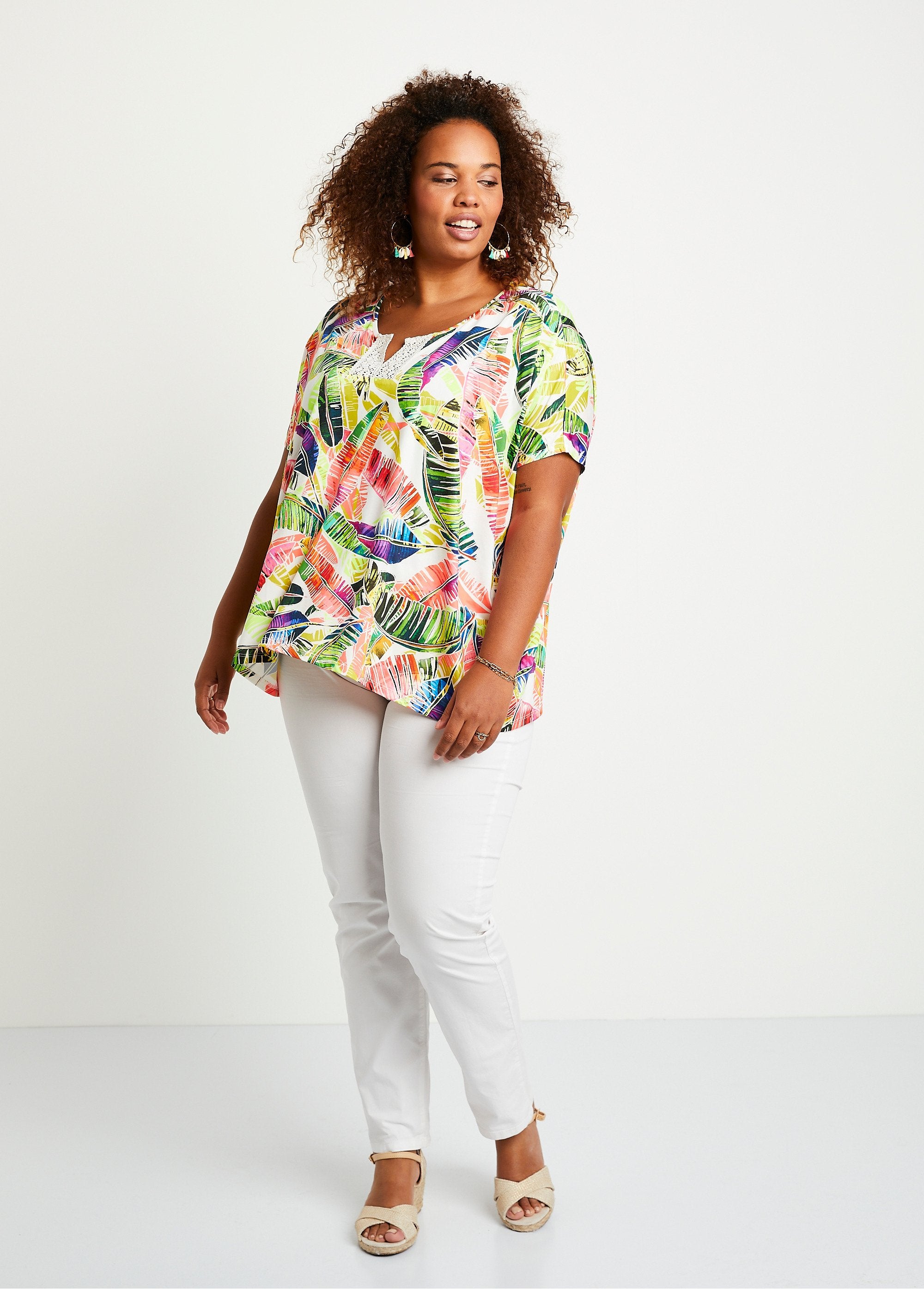 Camiseta_longa_e_solta_com_padrão_de_renda_neon_Impressão_multicolorida_SF1_curvy