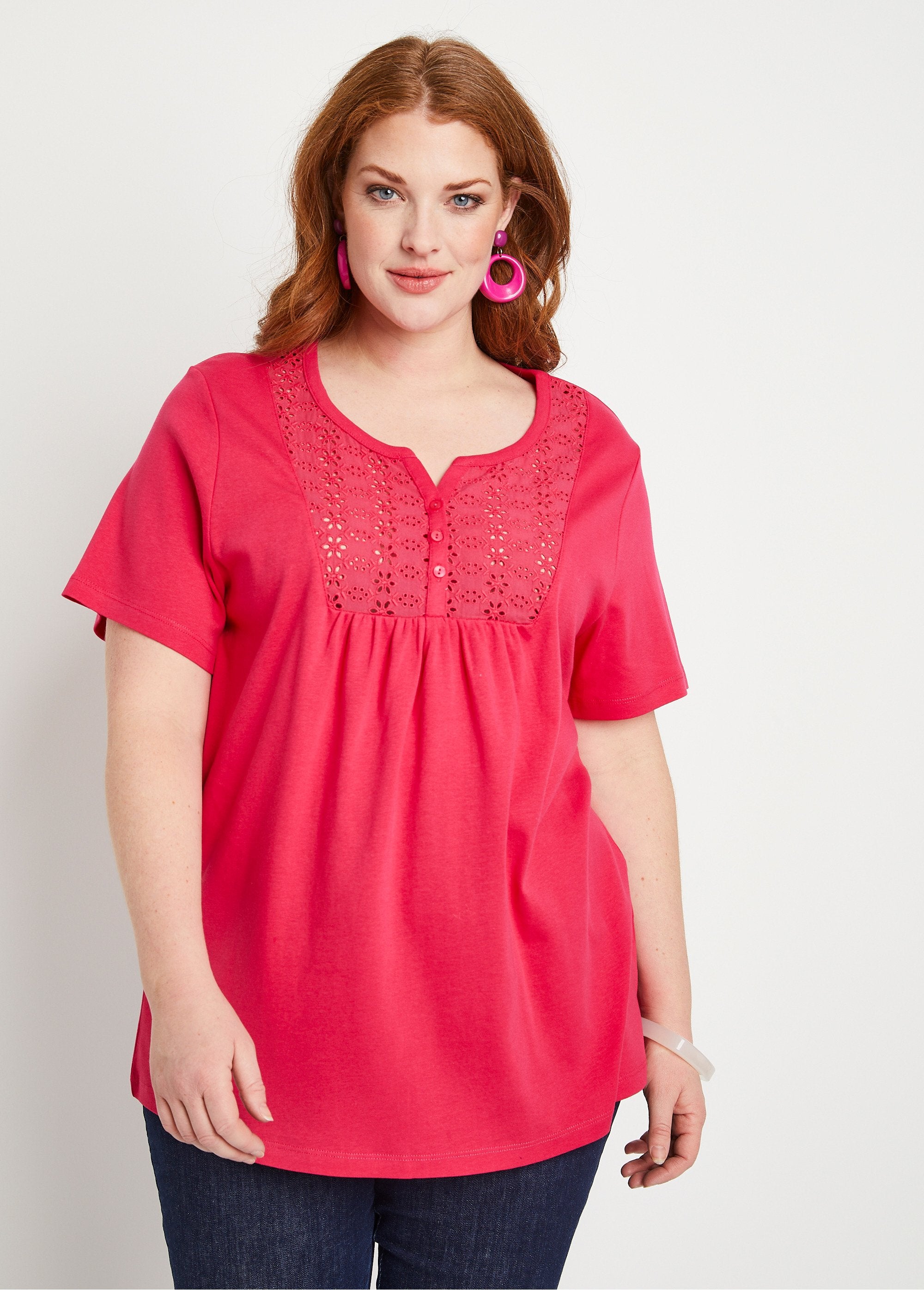 T-shirt_met_lange_knopen_en_broderie_anglaise_borduursel_Framboos_FA1_curvy