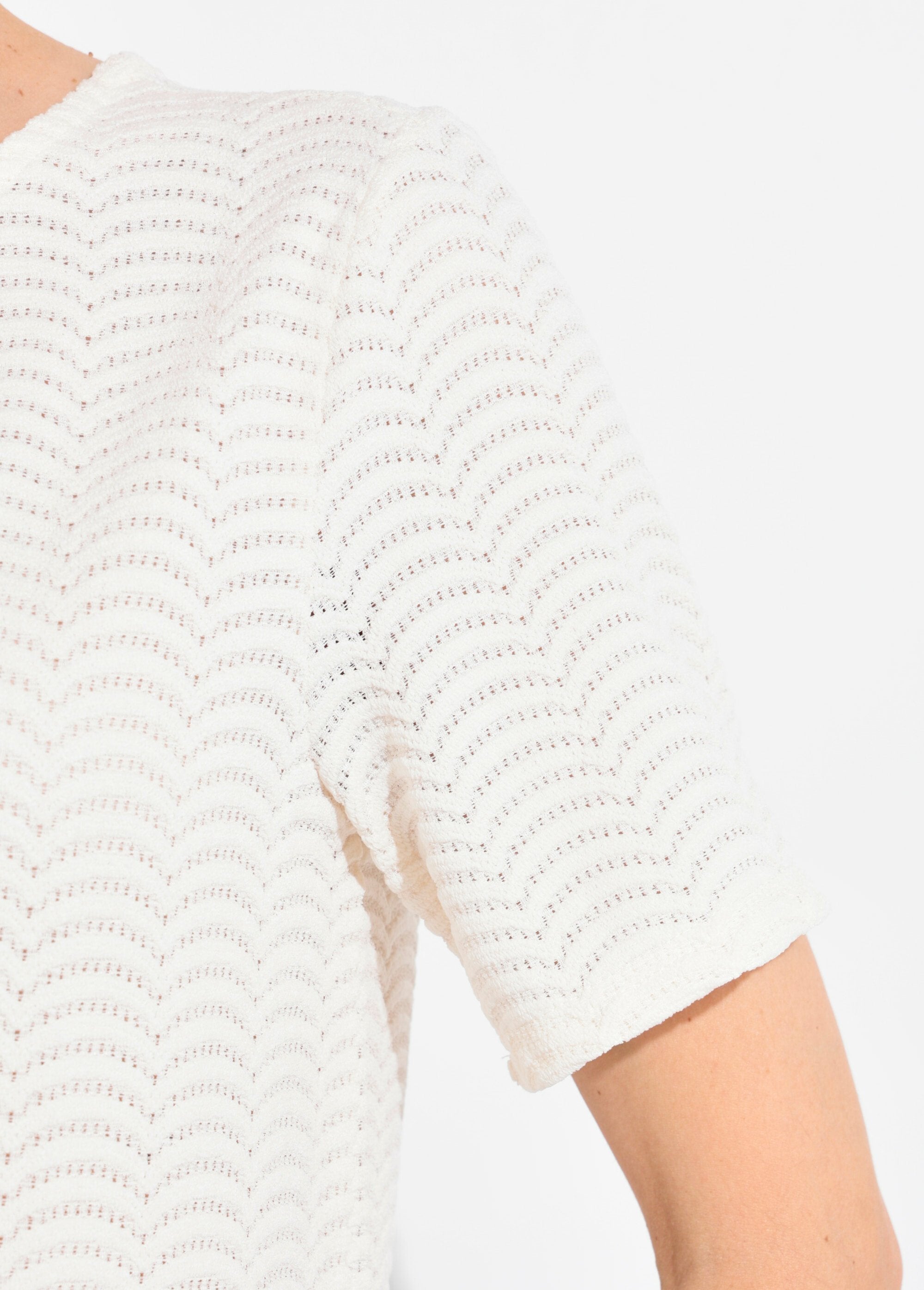 Gebreid_T-shirt_met_schubbenpatroon_Beige_DE3_slim