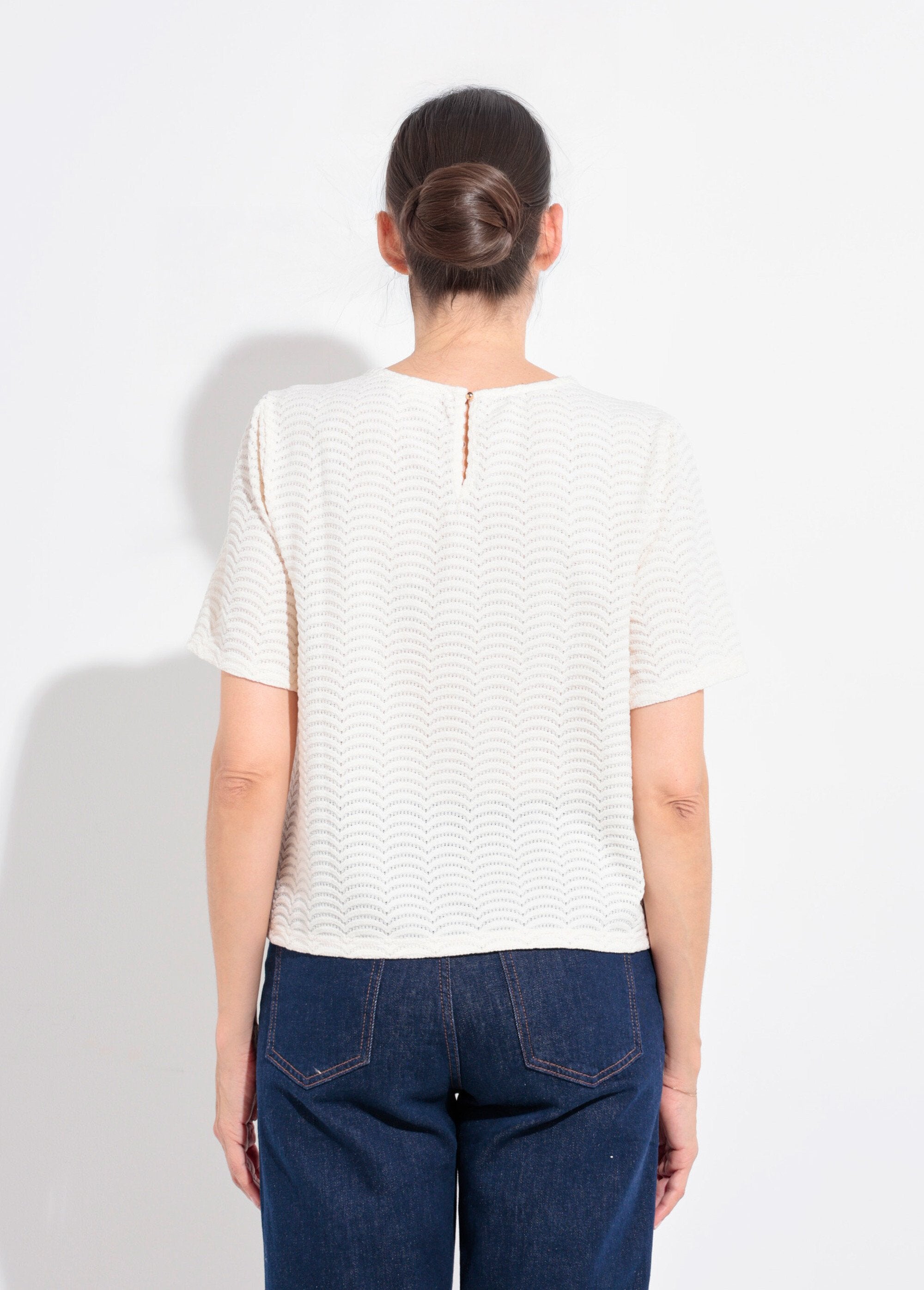 Gebreid_T-shirt_met_schubbenpatroon_Beige_DO1_slim