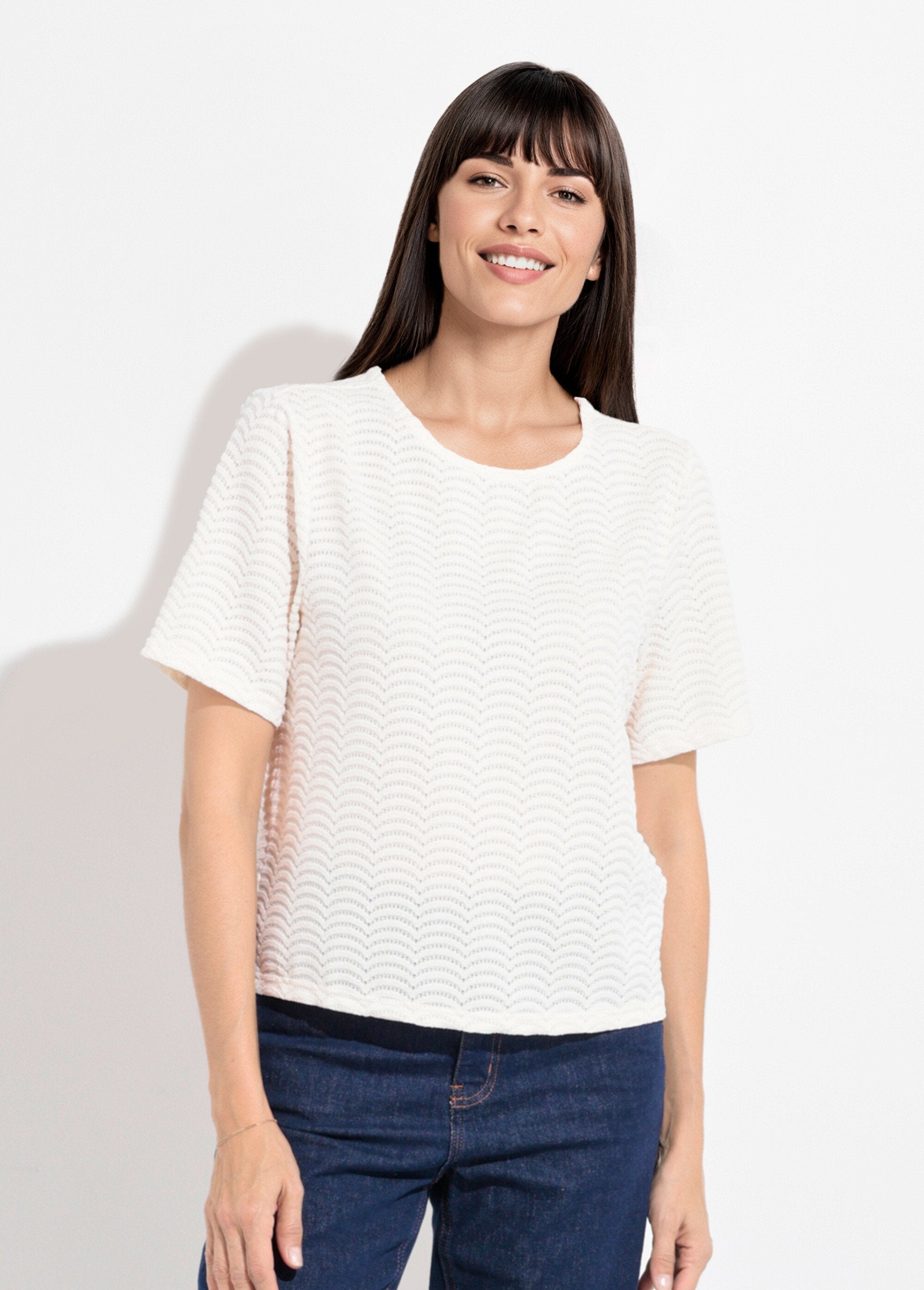 Gebreid_T-shirt_met_schubbenpatroon_Beige_FA1_slim