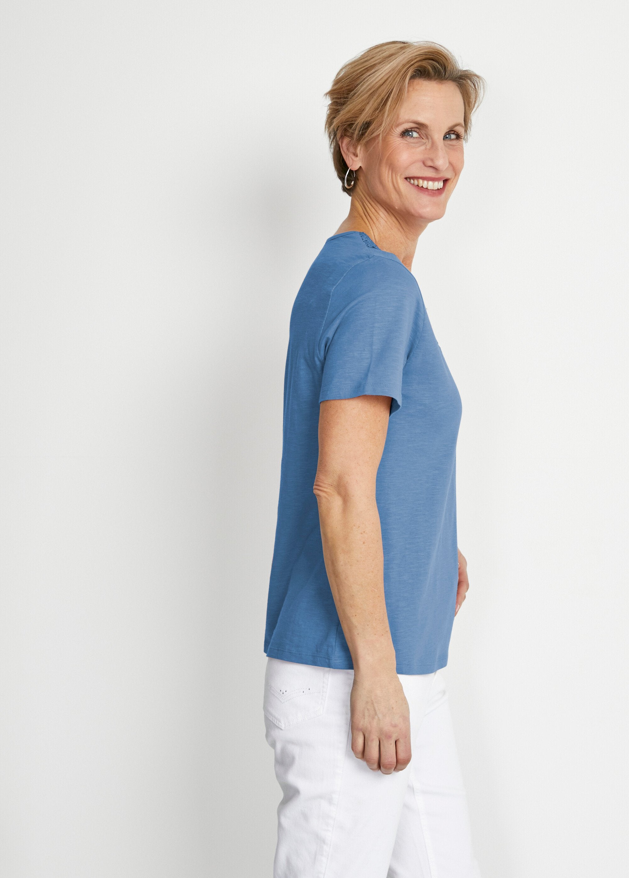 T-shirt_manches_courtes_coton_et_macramé_Bleu_DR1_slim