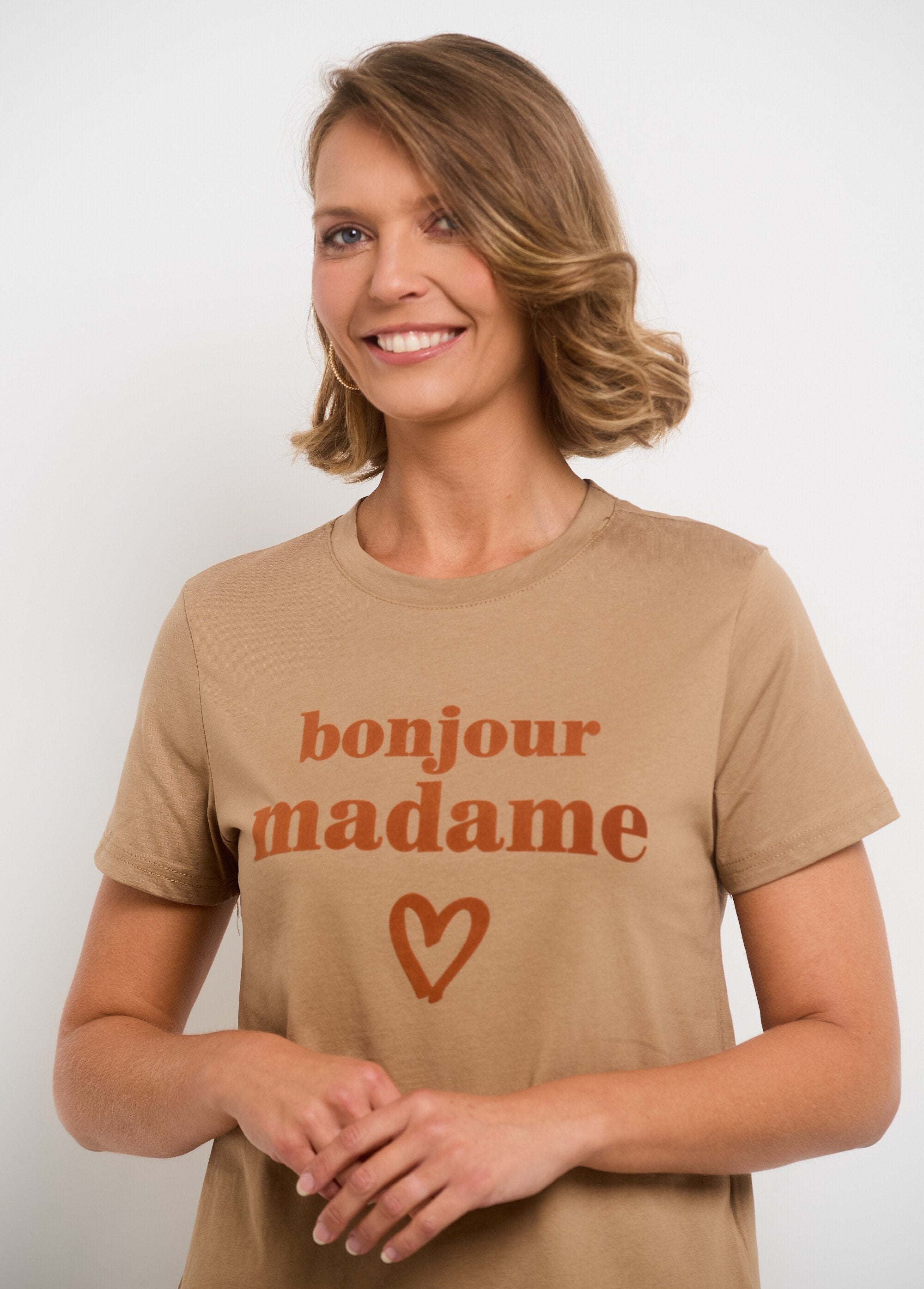 T-shirt_met_korte_mouwen_en_"Madame"-boodschap_Camel_DE1_slim