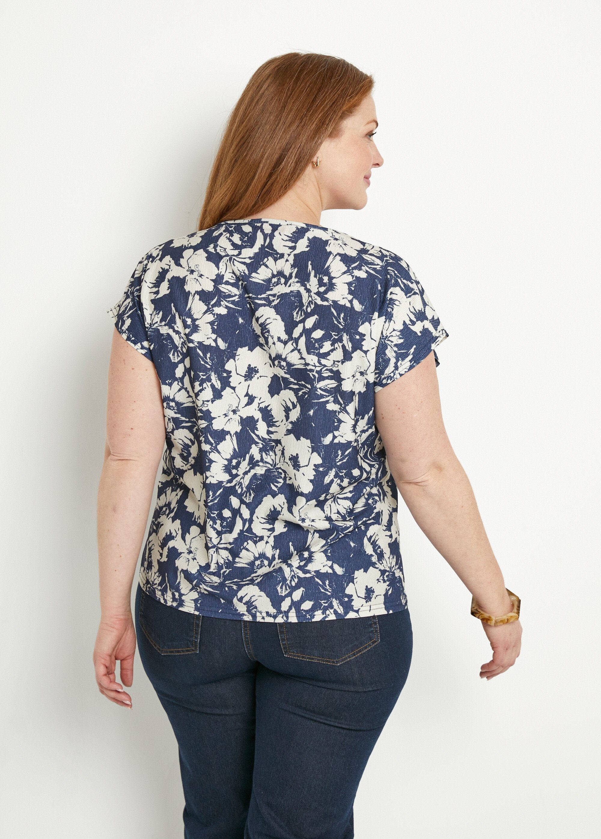 T-shirt_manches_courtes_uni_ou_imprimé_fleurs_Marine_et_beige_DO1_curvy