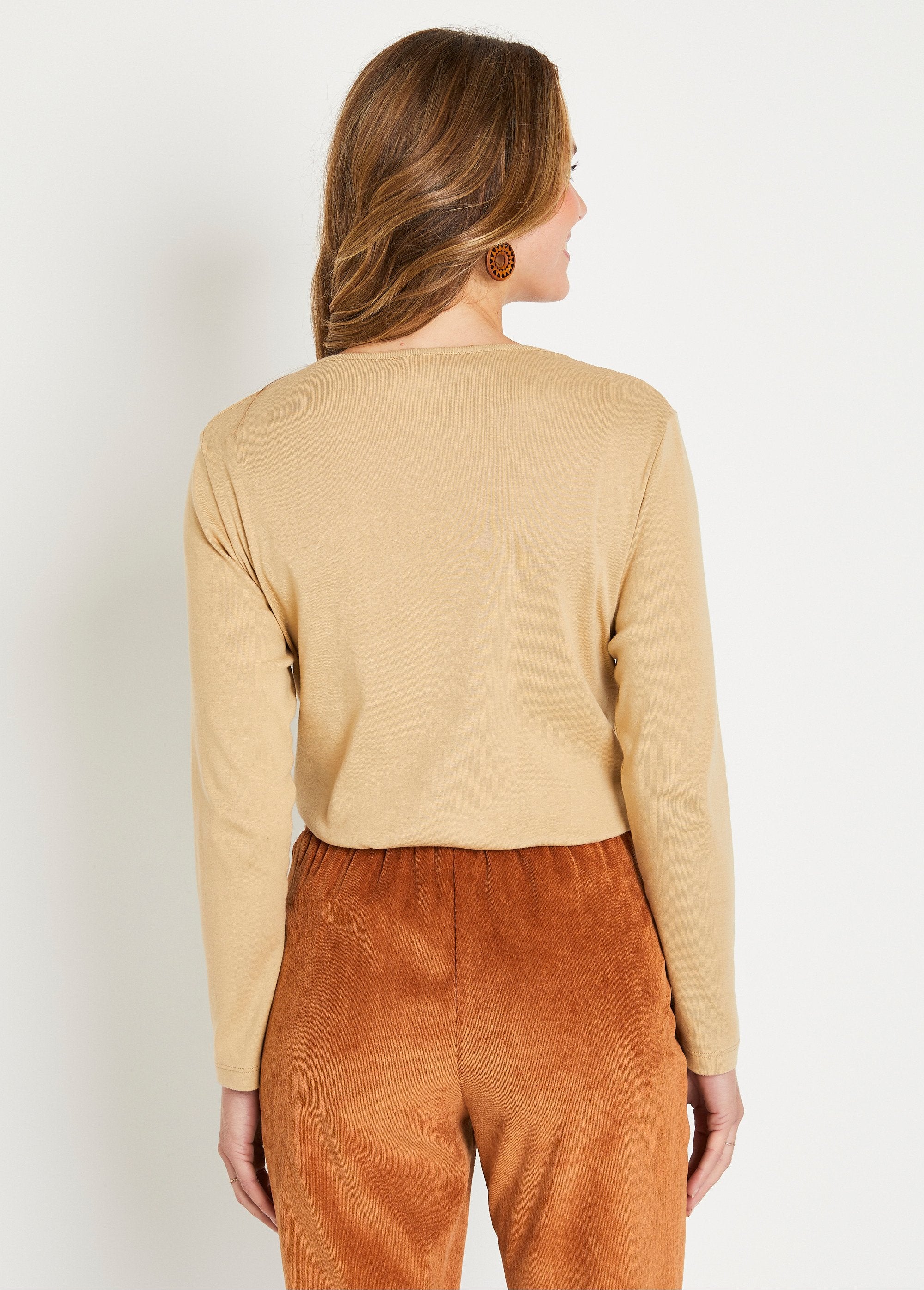 Kort_katoenen_t-shirt_met_lange_mouwen_Uni_camel_DO1_slim