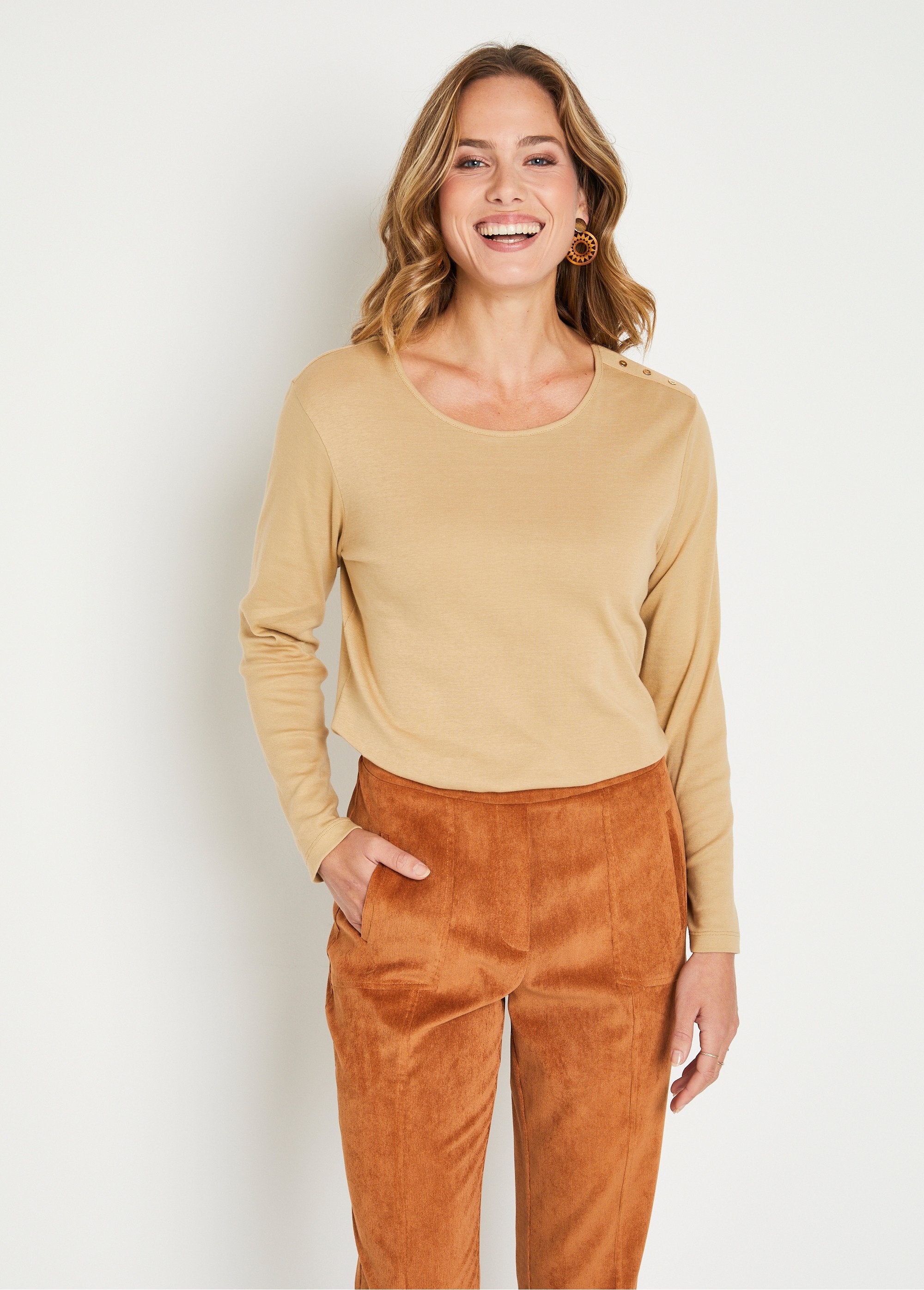 Kort_katoenen_t-shirt_met_lange_mouwen_Uni_camel_FA1_slim