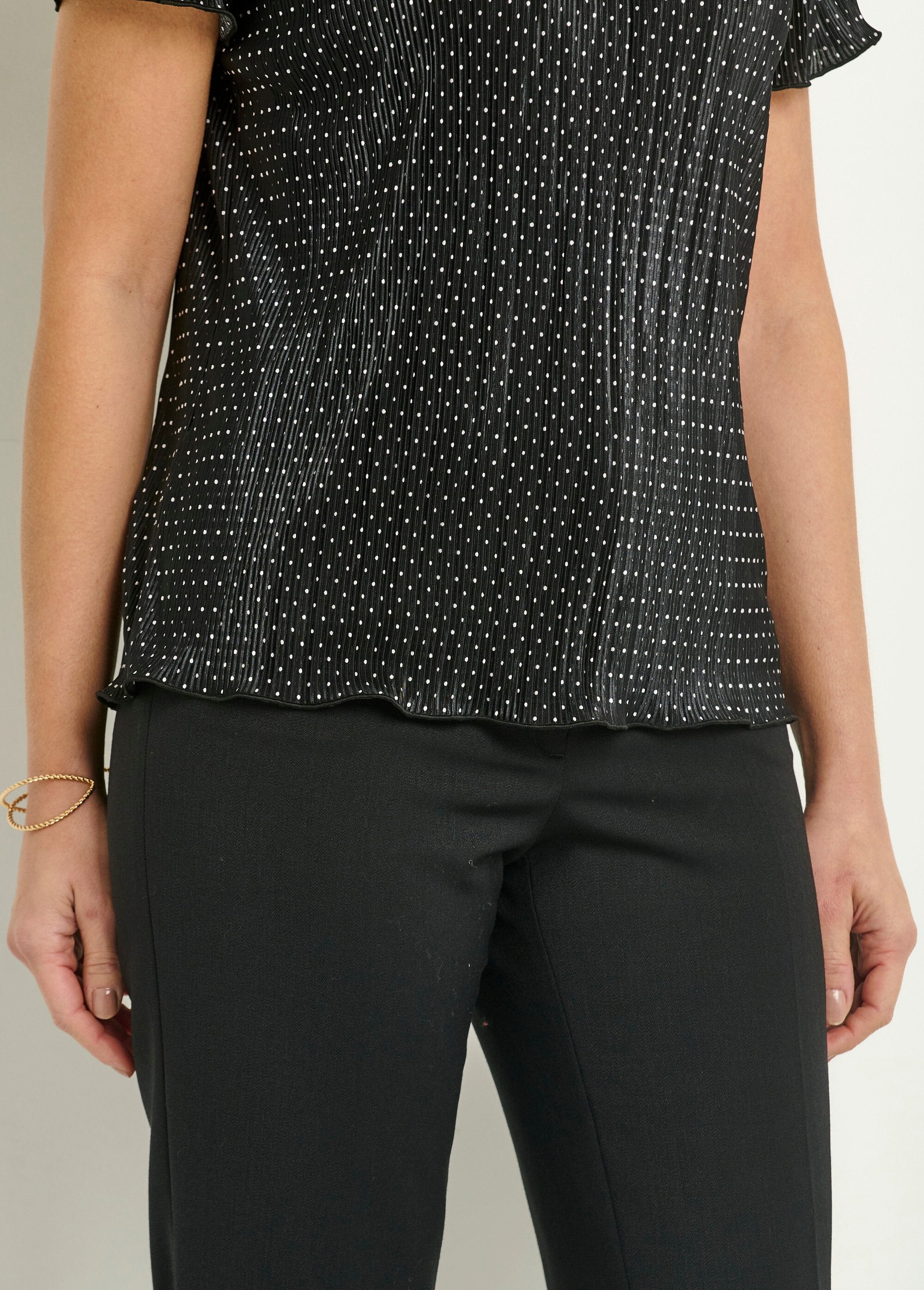 Pleated_polka_dot_t-shirt_with_flared_round_neck_Black_DE2_slim