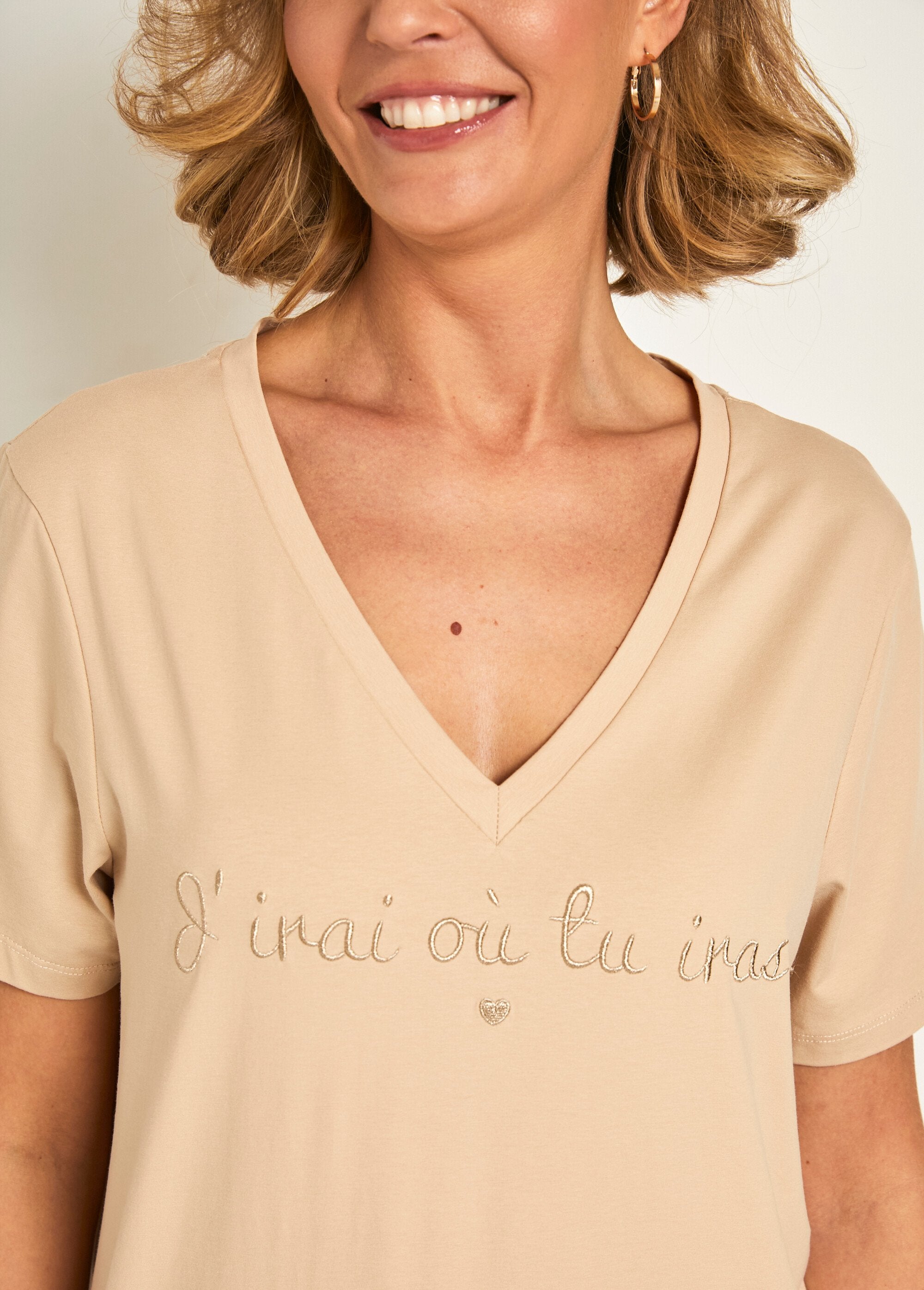 Short-sleeved_embroidered_message_T-shirt_Beige_DE2_slim