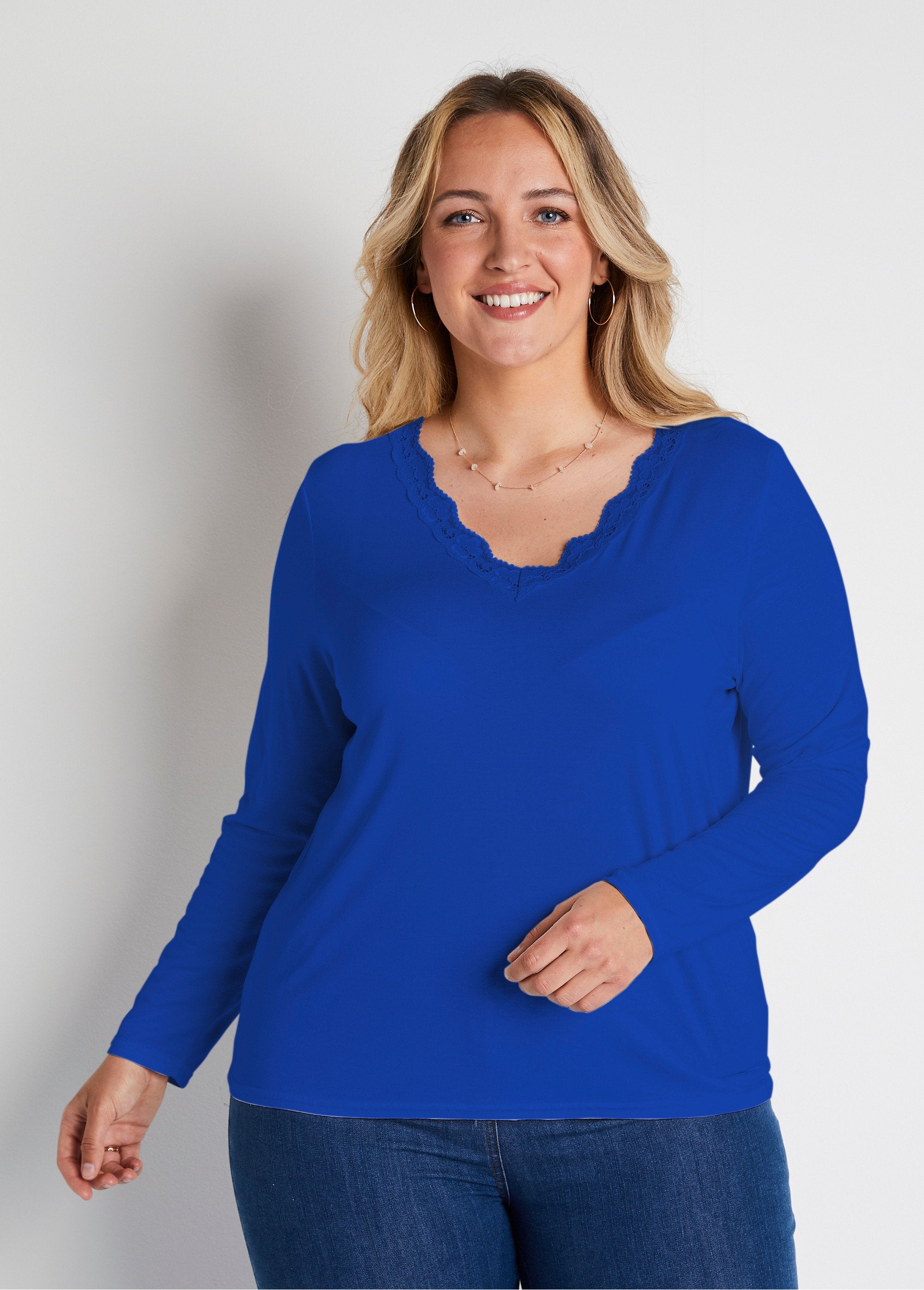 T-shirt_court_dentelle_col_V_manches_longues_Bleu_dur_FA1_curvy