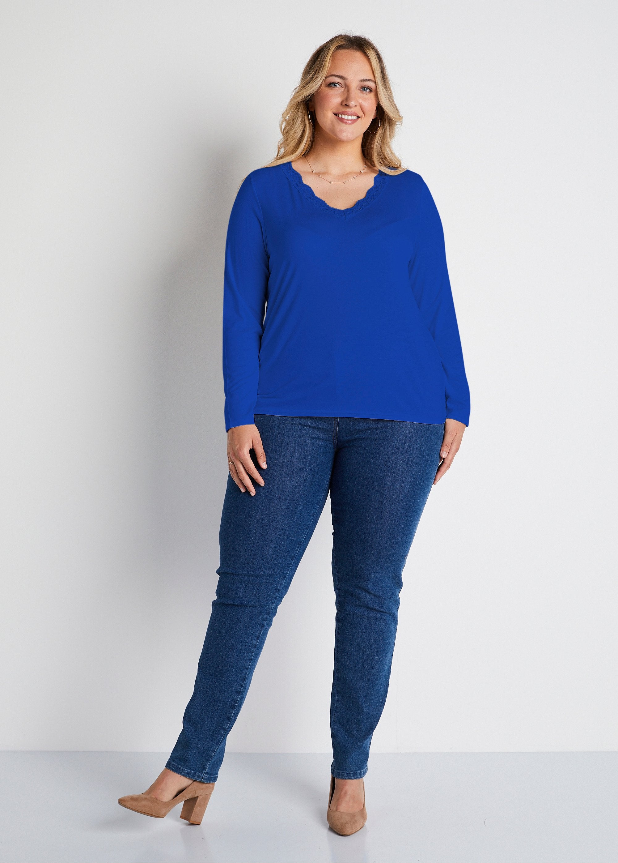 T-shirt_court_dentelle_col_V_manches_longues_Bleu_dur_SF1_curvy