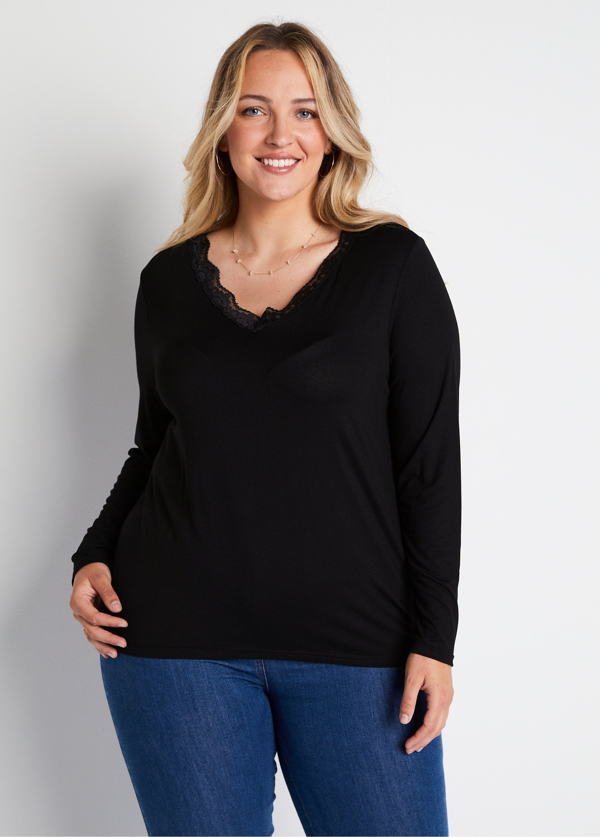 T-shirt_court_dentelle_col_V_manches_longues_Noir_FA1_curvy