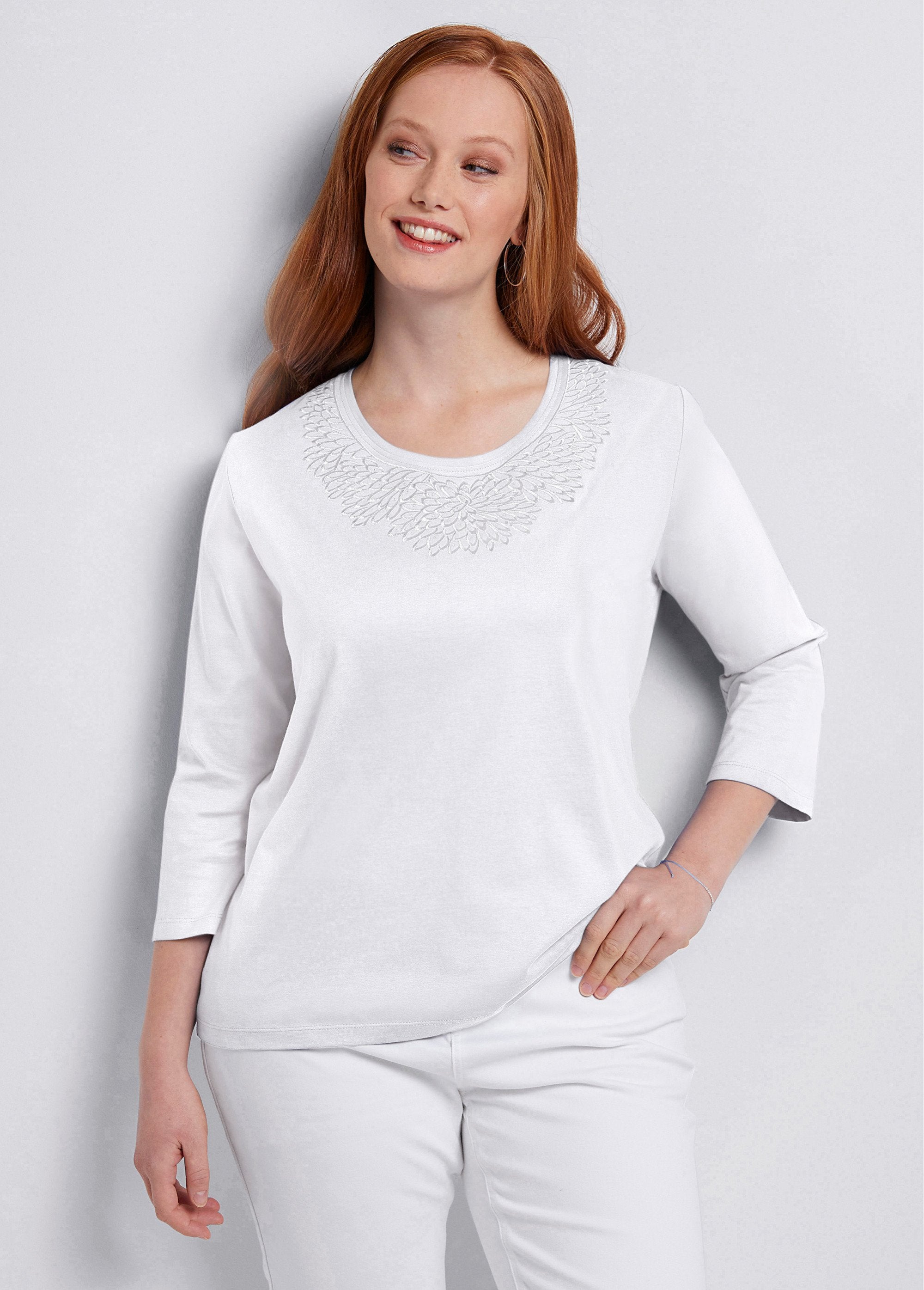 Camiseta_manga_3/4_com_gola_bordada_com_tachas_BRANCO_FA1_curvy