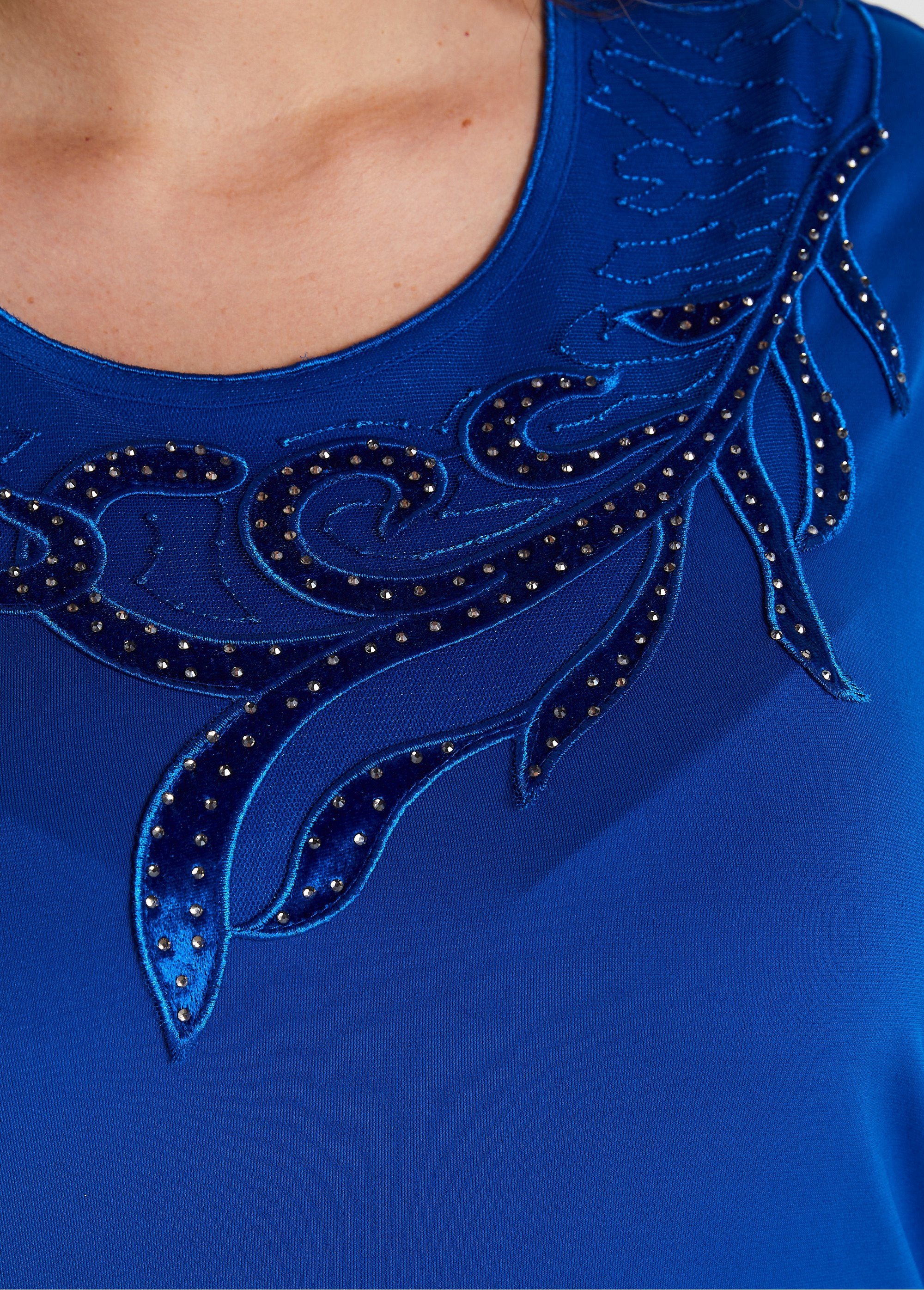 Camiseta_curta_em_rede_arrastão_bordada_com_strass_e_gola_redonda_AZUL_DE2_curvy