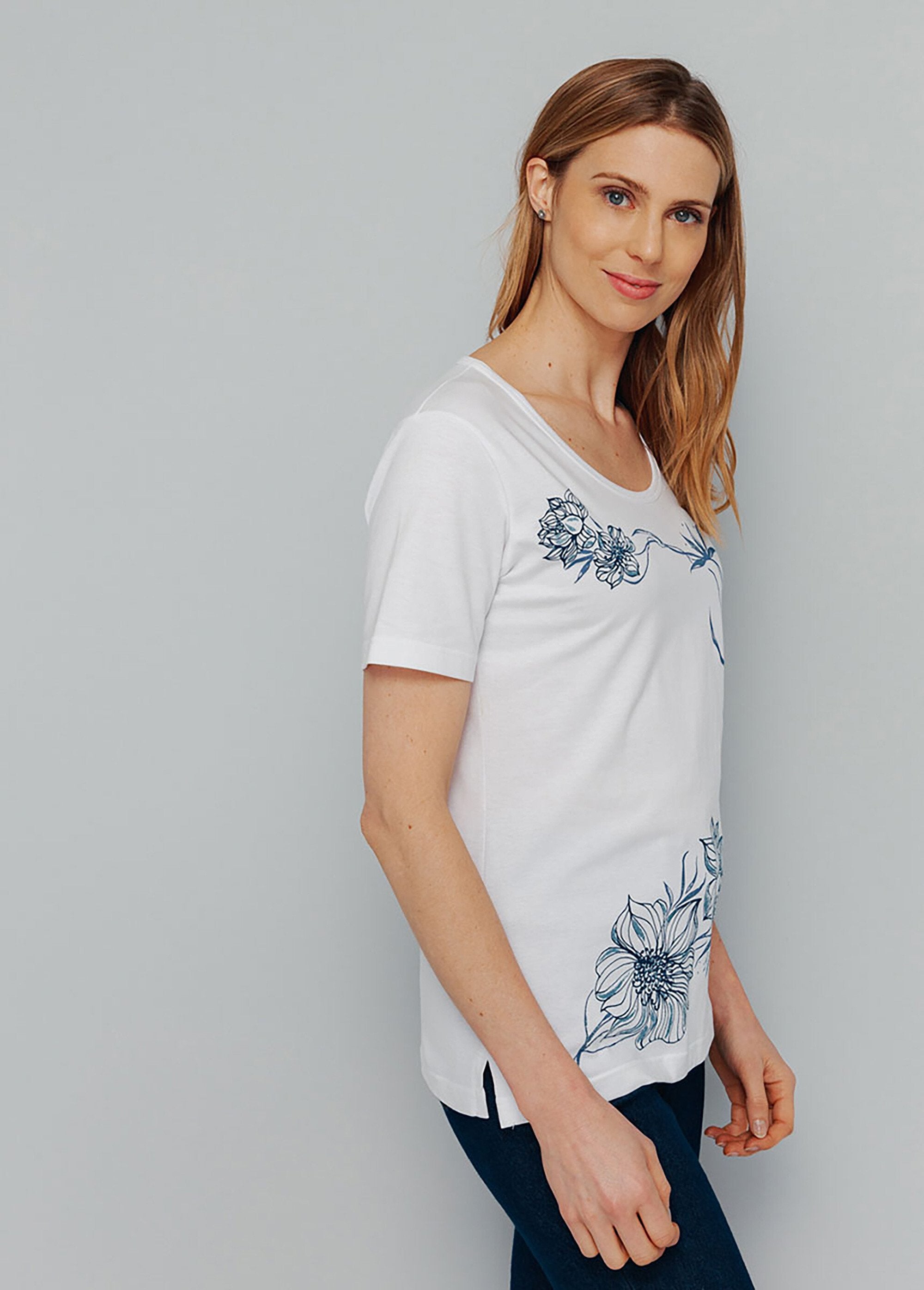 T-shirt_motif_fleurs_encolure_ronde_Fond_blanc_DR1_slim