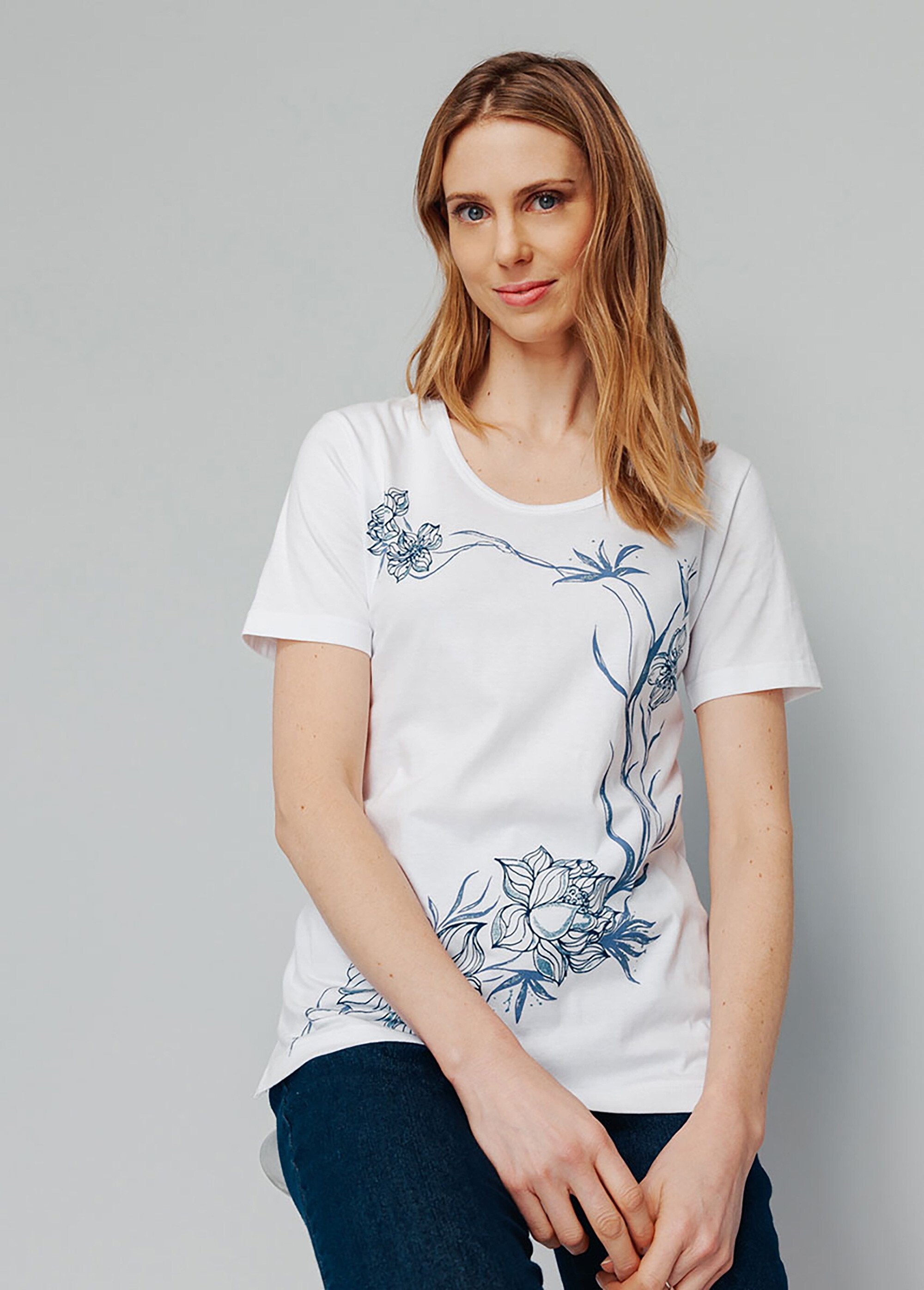 T-shirt_motif_fleurs_encolure_ronde_Fond_blanc_FA1_slim