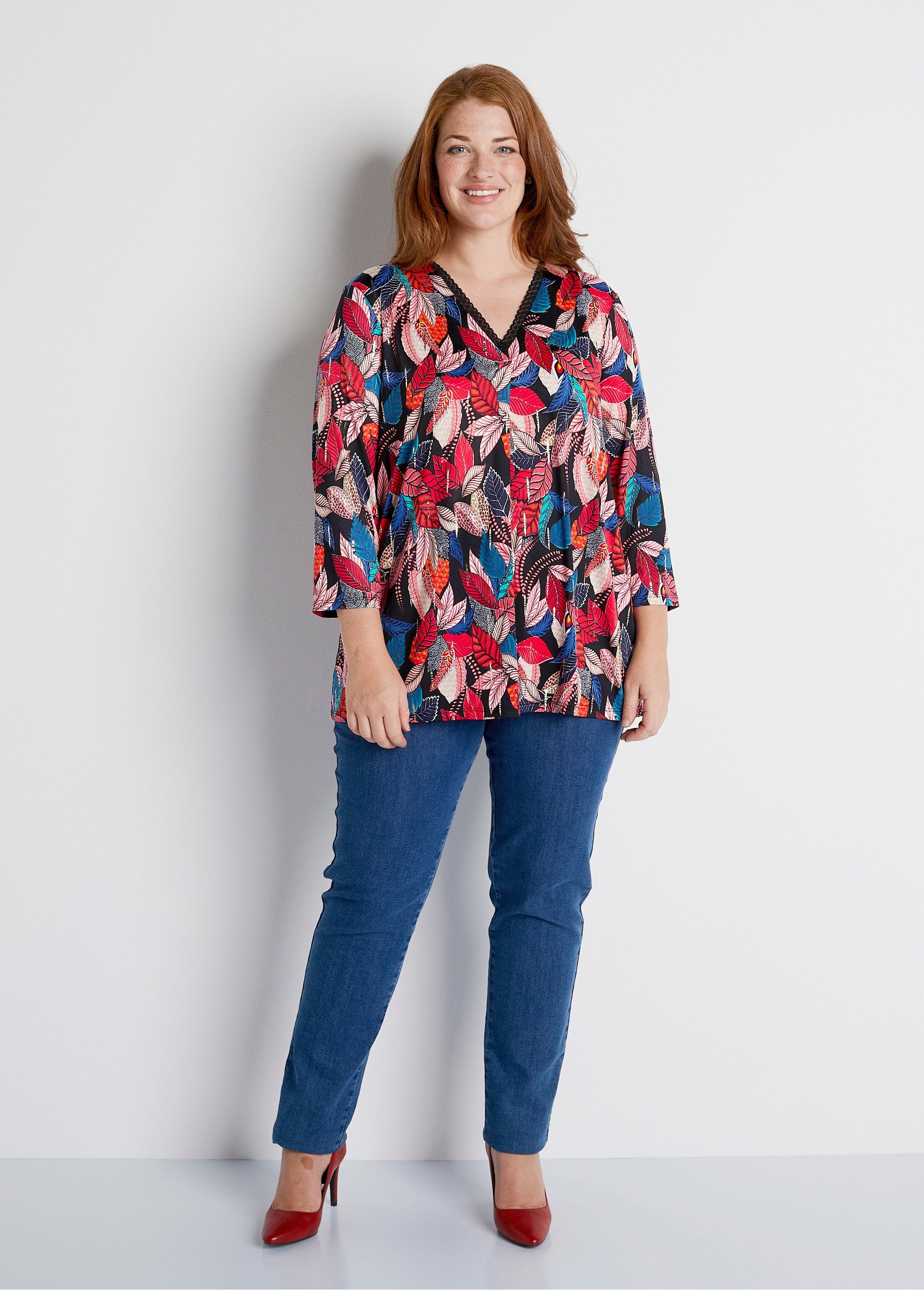 Camiseta_longa_estampada_com_detalhe_de_renda_Multicolorido_SF1_curvy