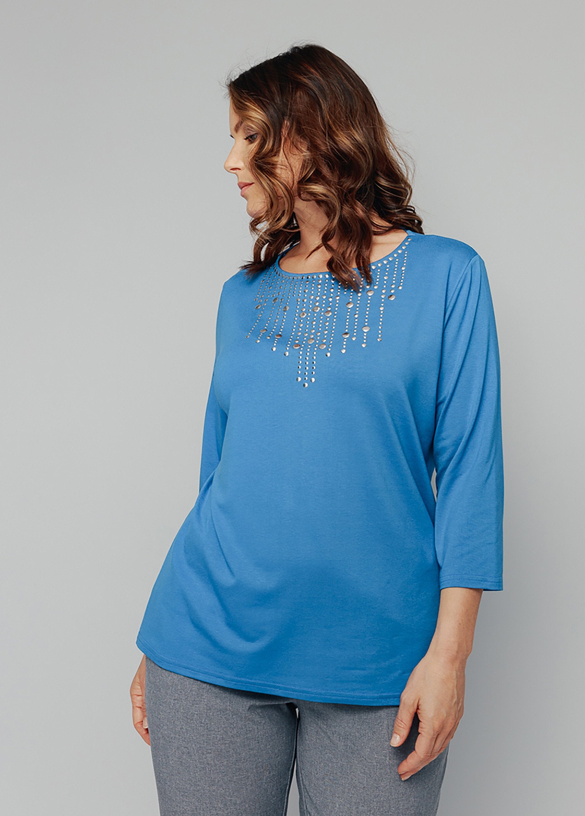 T-shirt_met_studs_en_3/4_mouwen_BLAUW_FA1_curvy