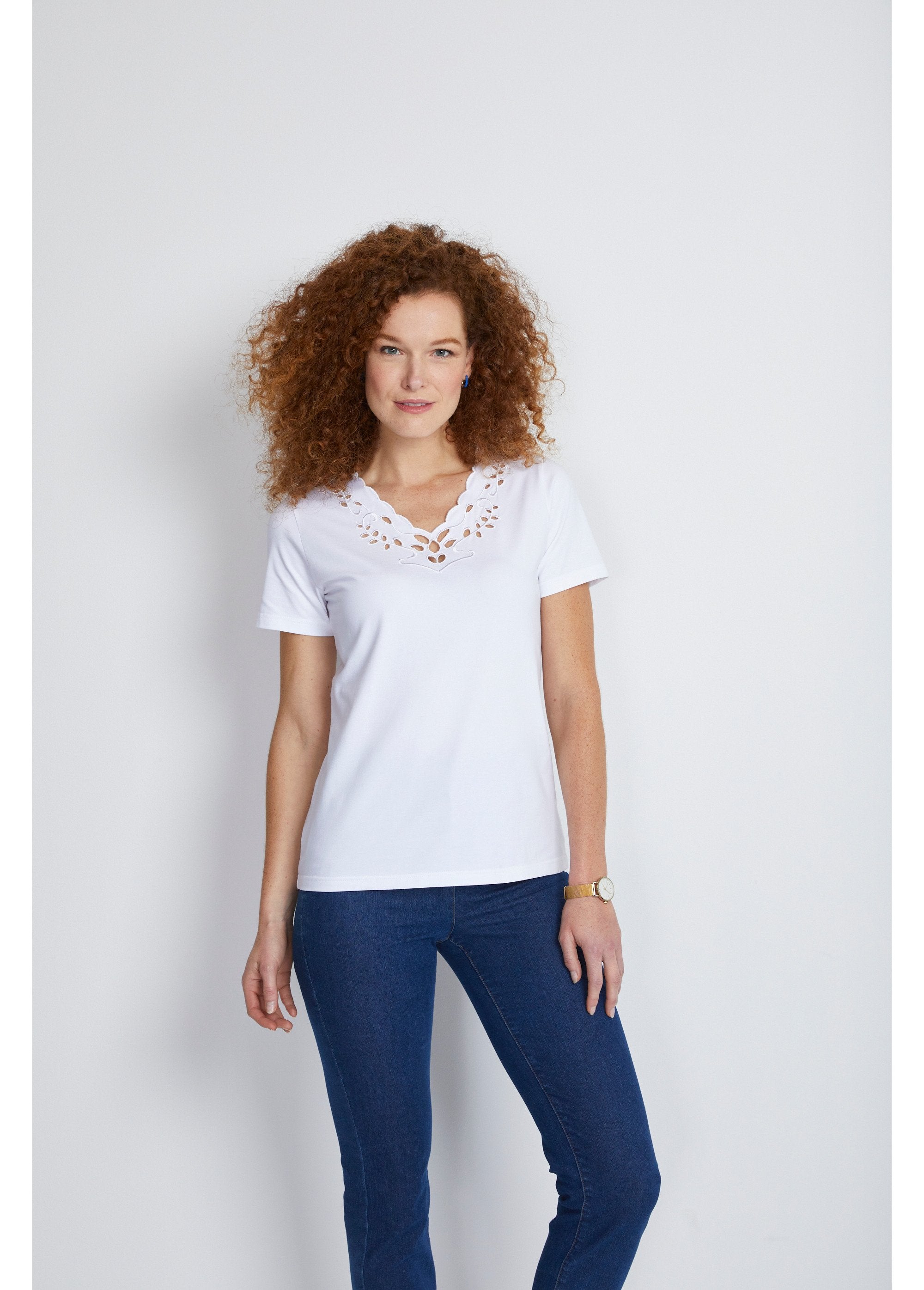 T-shirt_col_V_ajouré_brodé_Blanc_FA1_slim