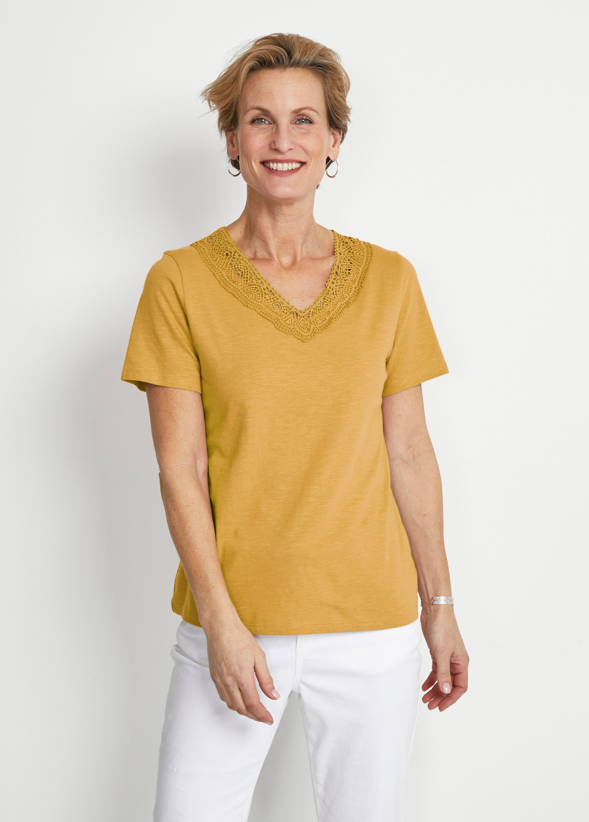 Katoenen_en_macramé_T-shirt_met_korte_mouwen_Honing_FA1_slim