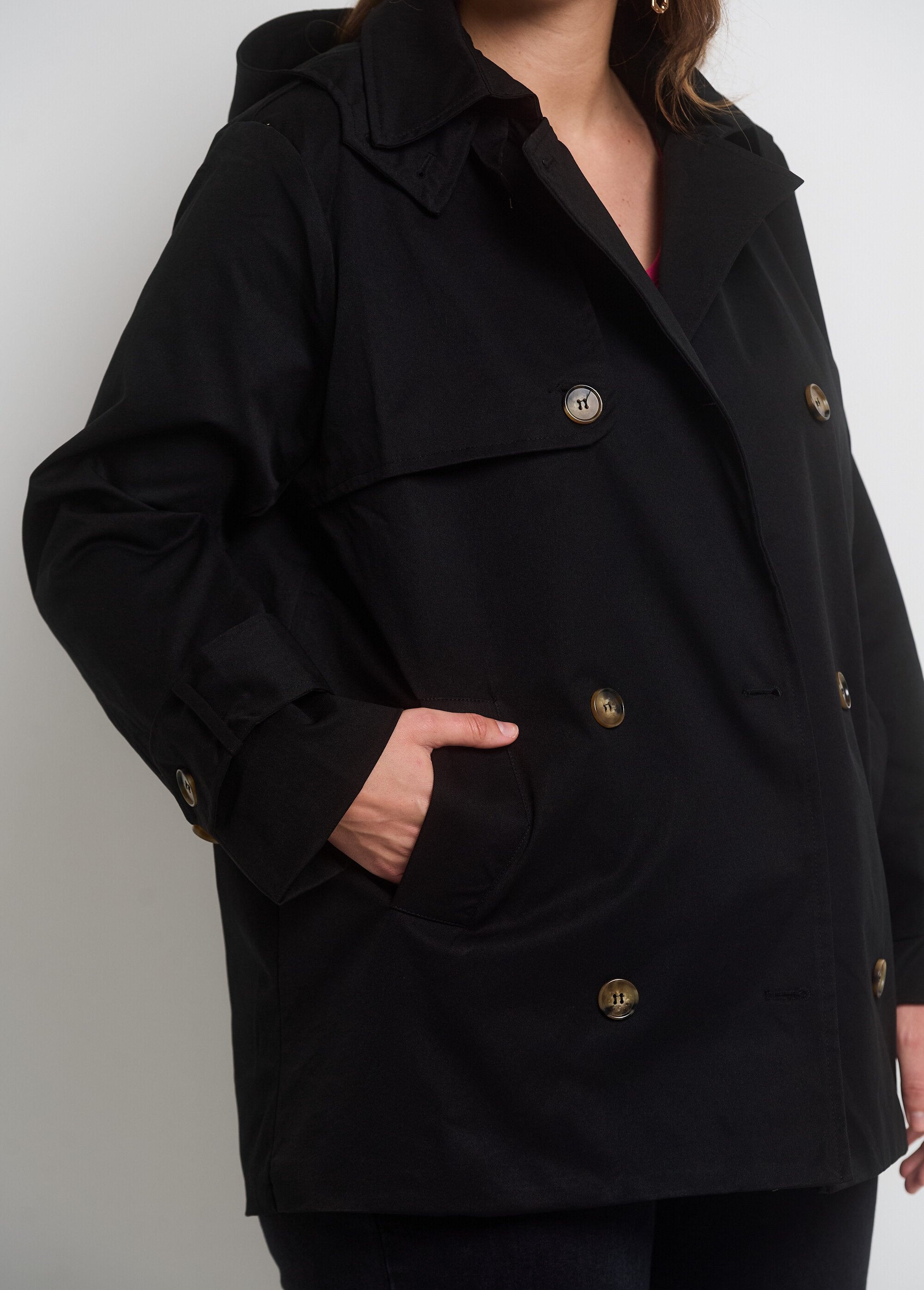 Trenchcoat_met_dubbele_knopen_en_capuchon_Noir_DE2_curvy