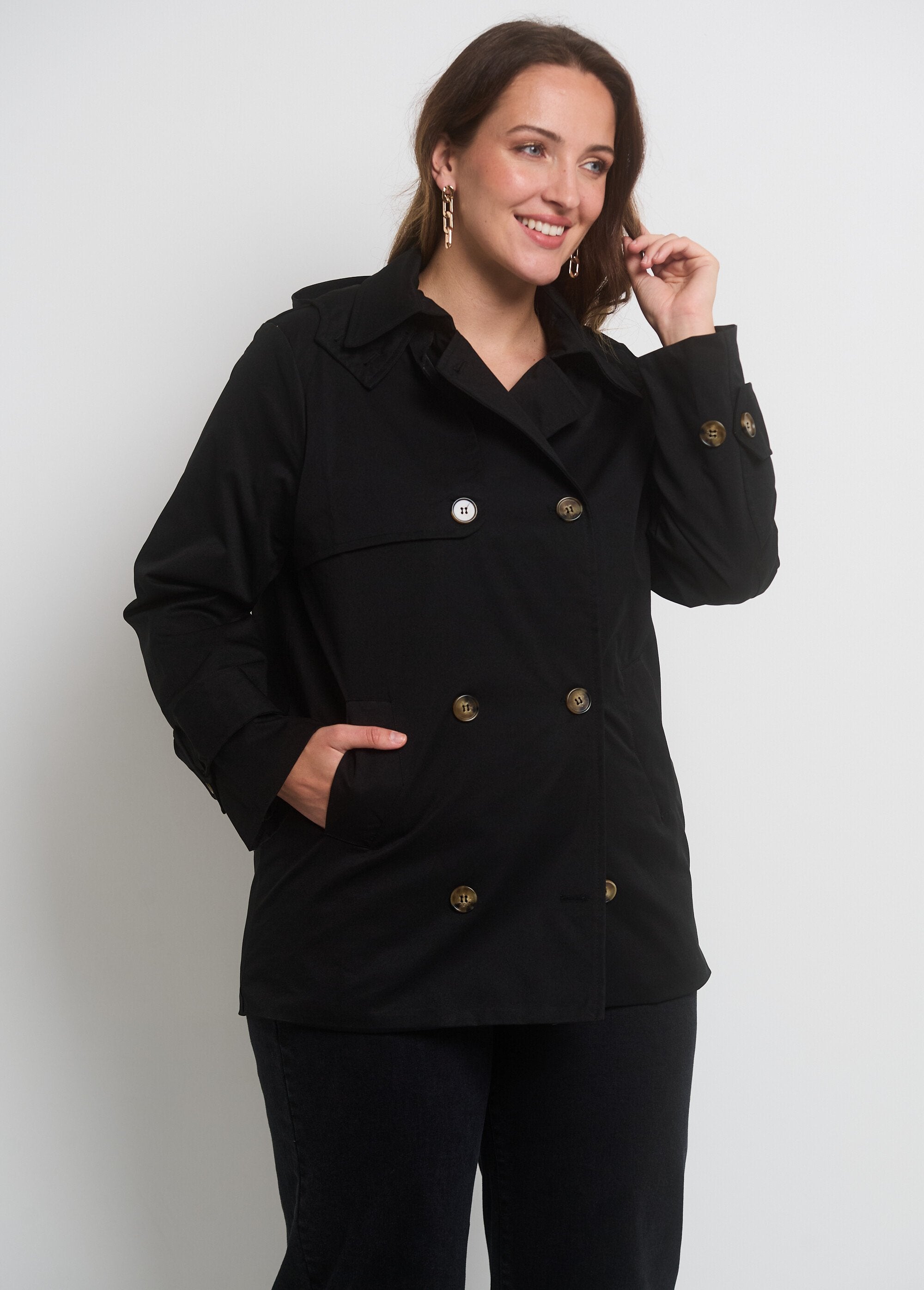 Trenchcoat_met_dubbele_knopen_en_capuchon_Noir_DR1_curvy