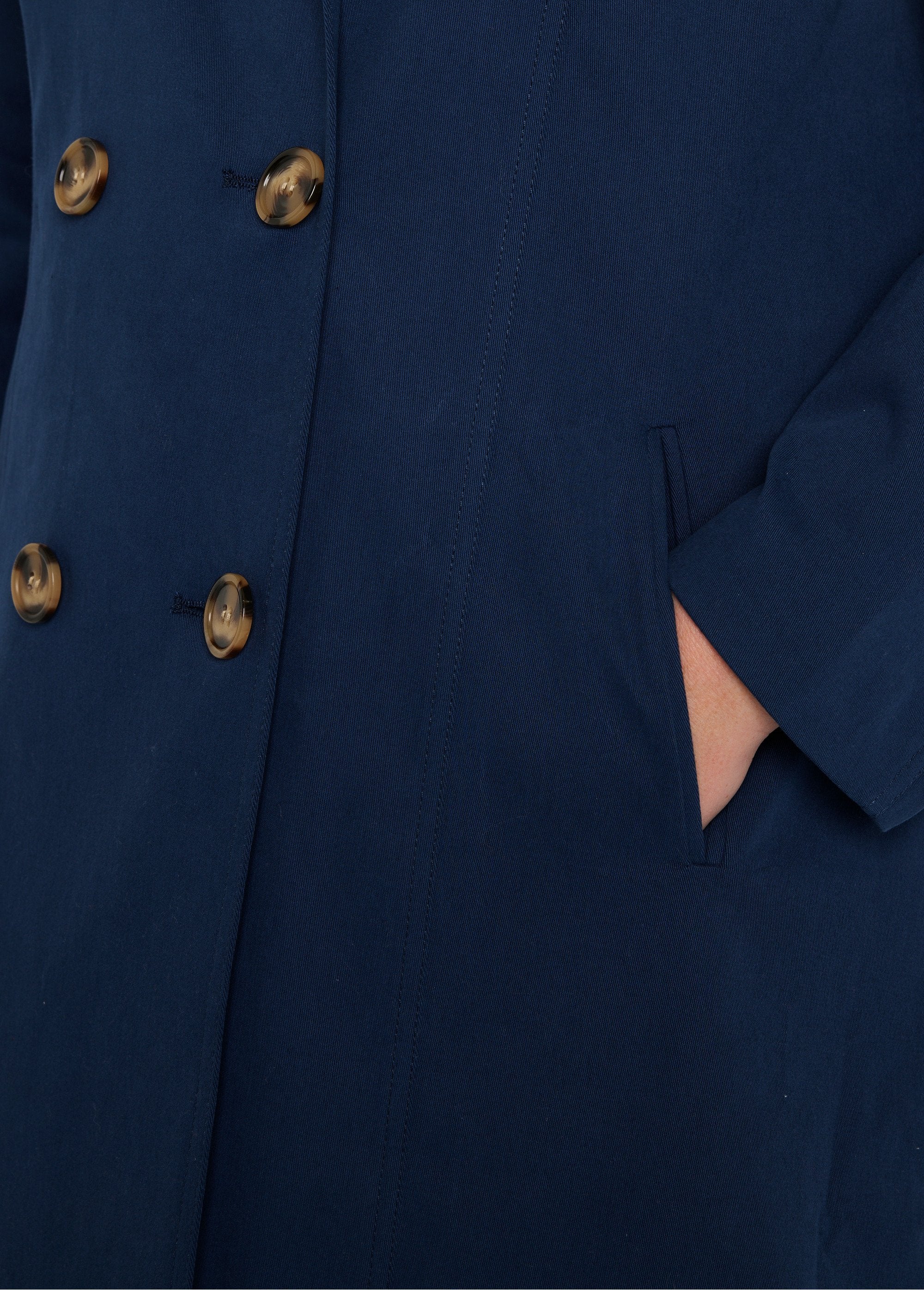 Korte_trenchcoat_met_dubbele_rijen_knopen_marineblauw_DE2_curvy