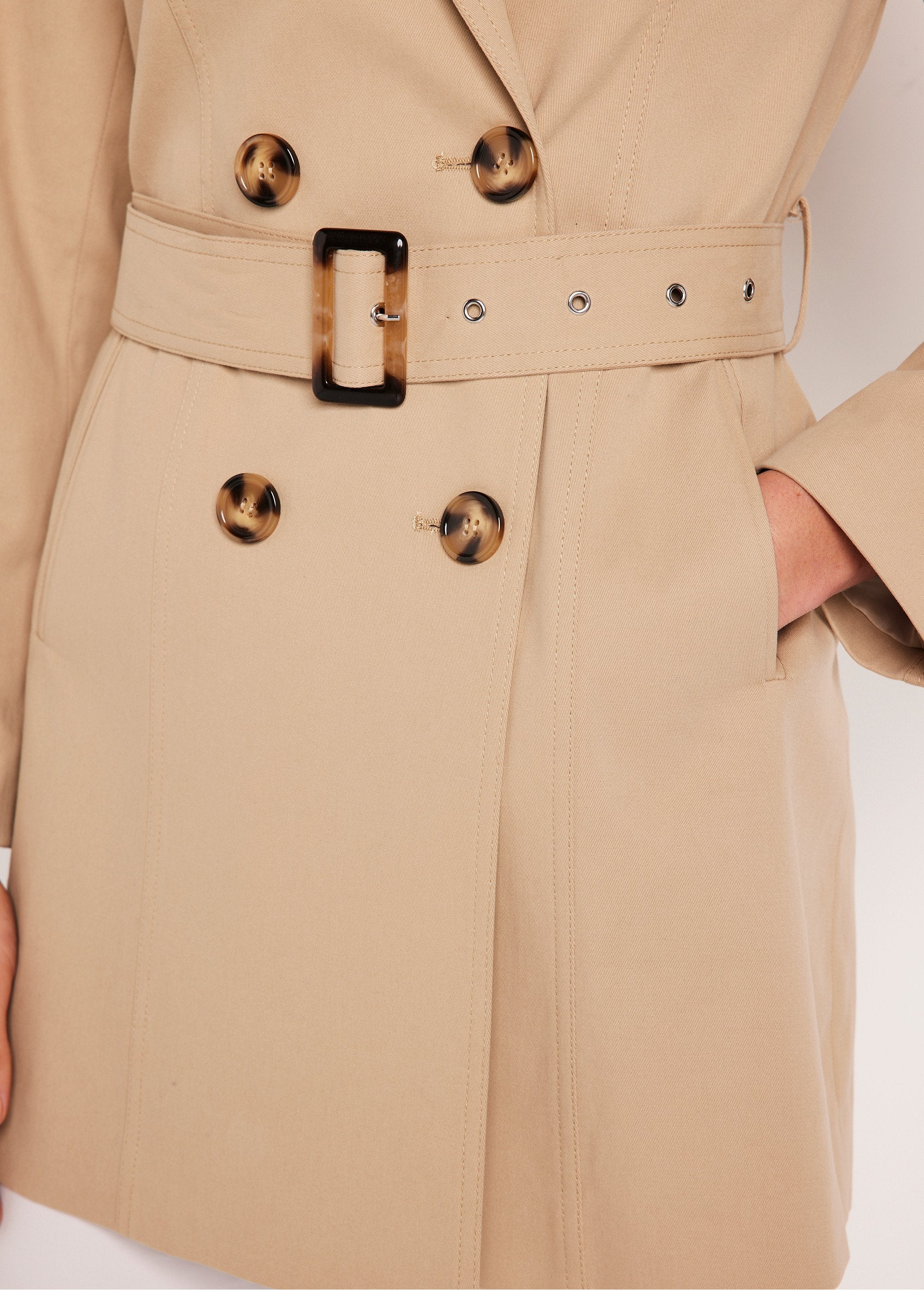 Korte_trenchcoat_met_dubbele_rijen_knopen_BEIGE_DE2_slim