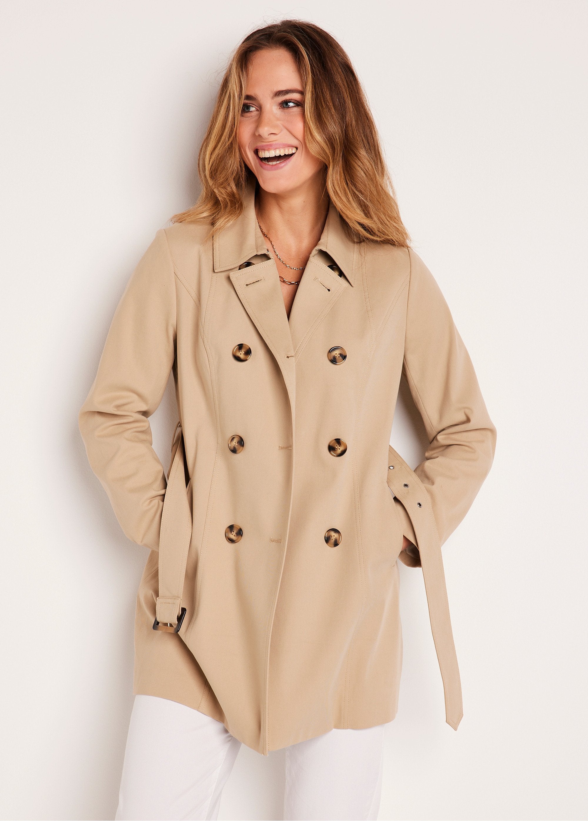 Korte_trenchcoat_met_dubbele_rijen_knopen_BEIGE_FA1_slim