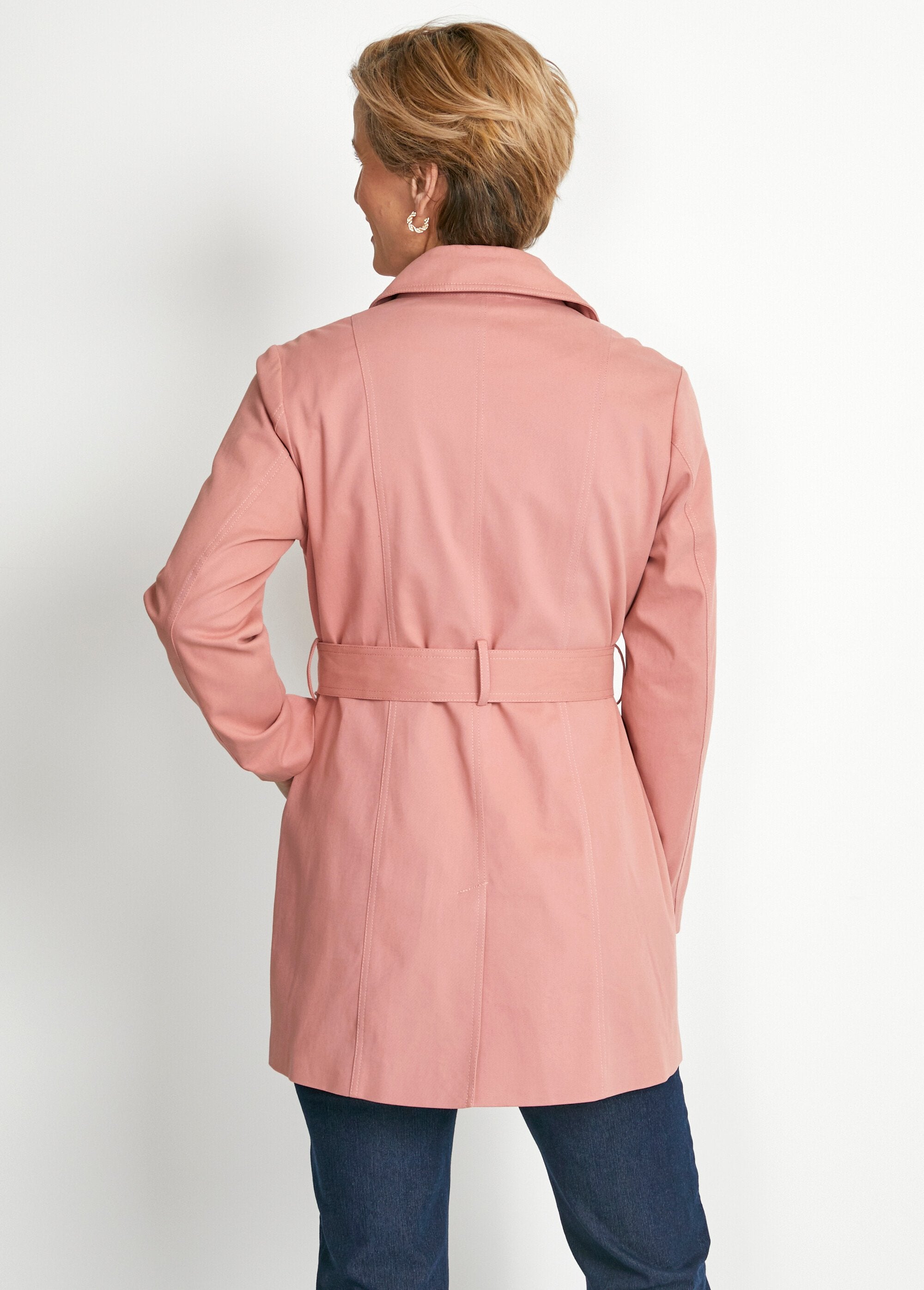 Korte_trenchcoat_met_dubbele_rijen_knopen_Oud_roze_DO1_slim