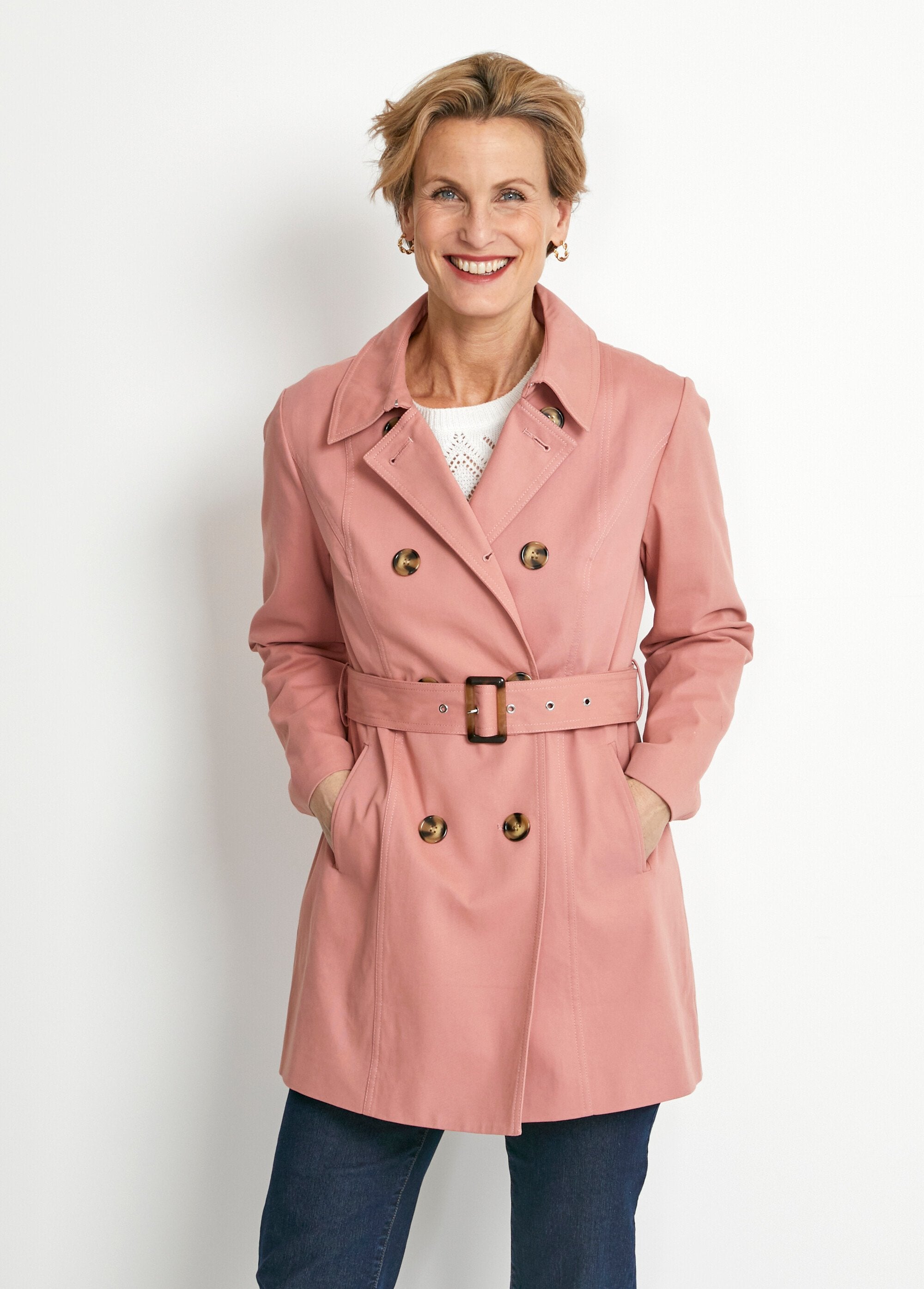 Korte_trenchcoat_met_dubbele_rijen_knopen_Oud_roze_FA1_slim