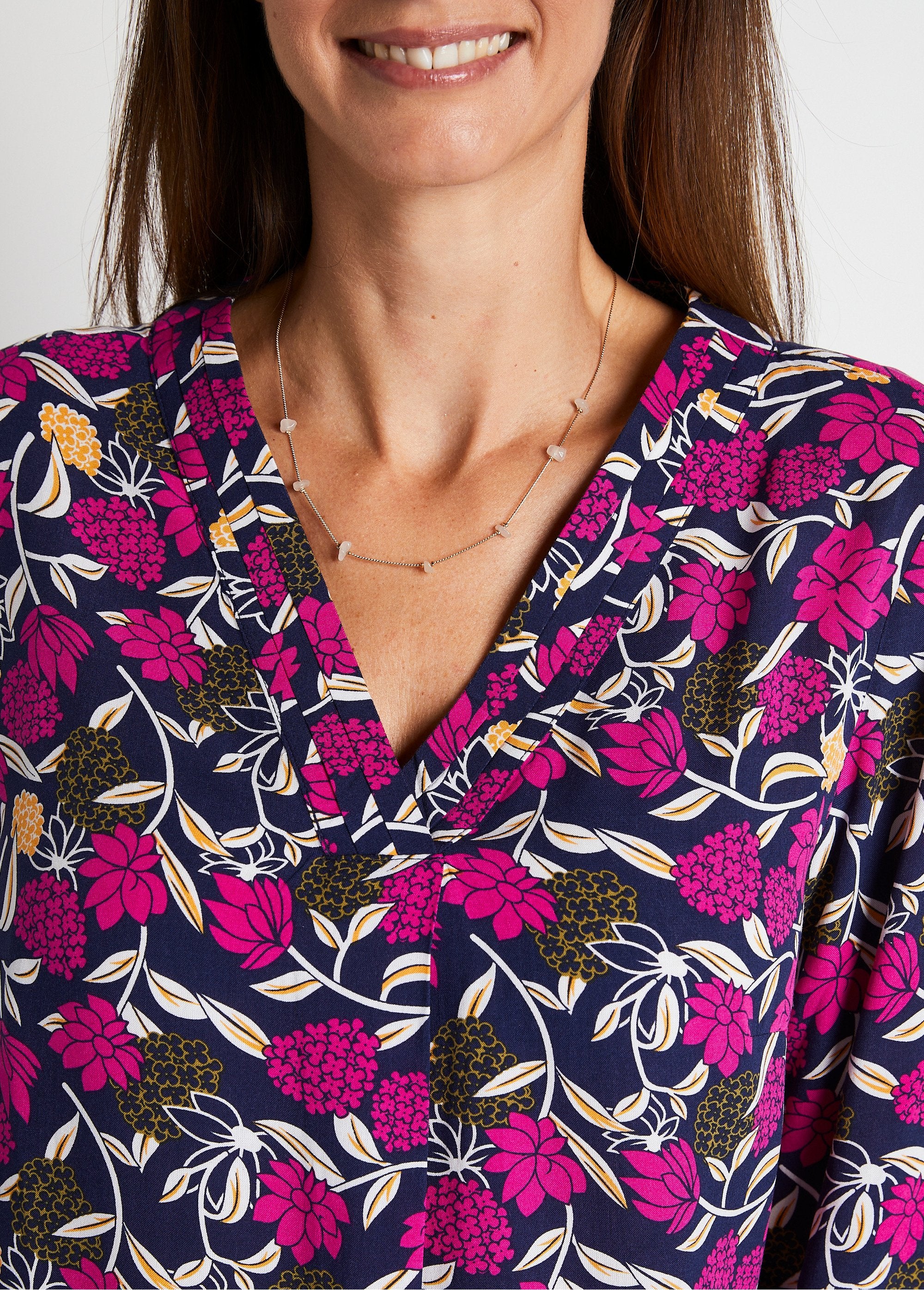 Losvallende_lange_tuniek_met_bloemenprint_Fuchsia-print_DE2_slim