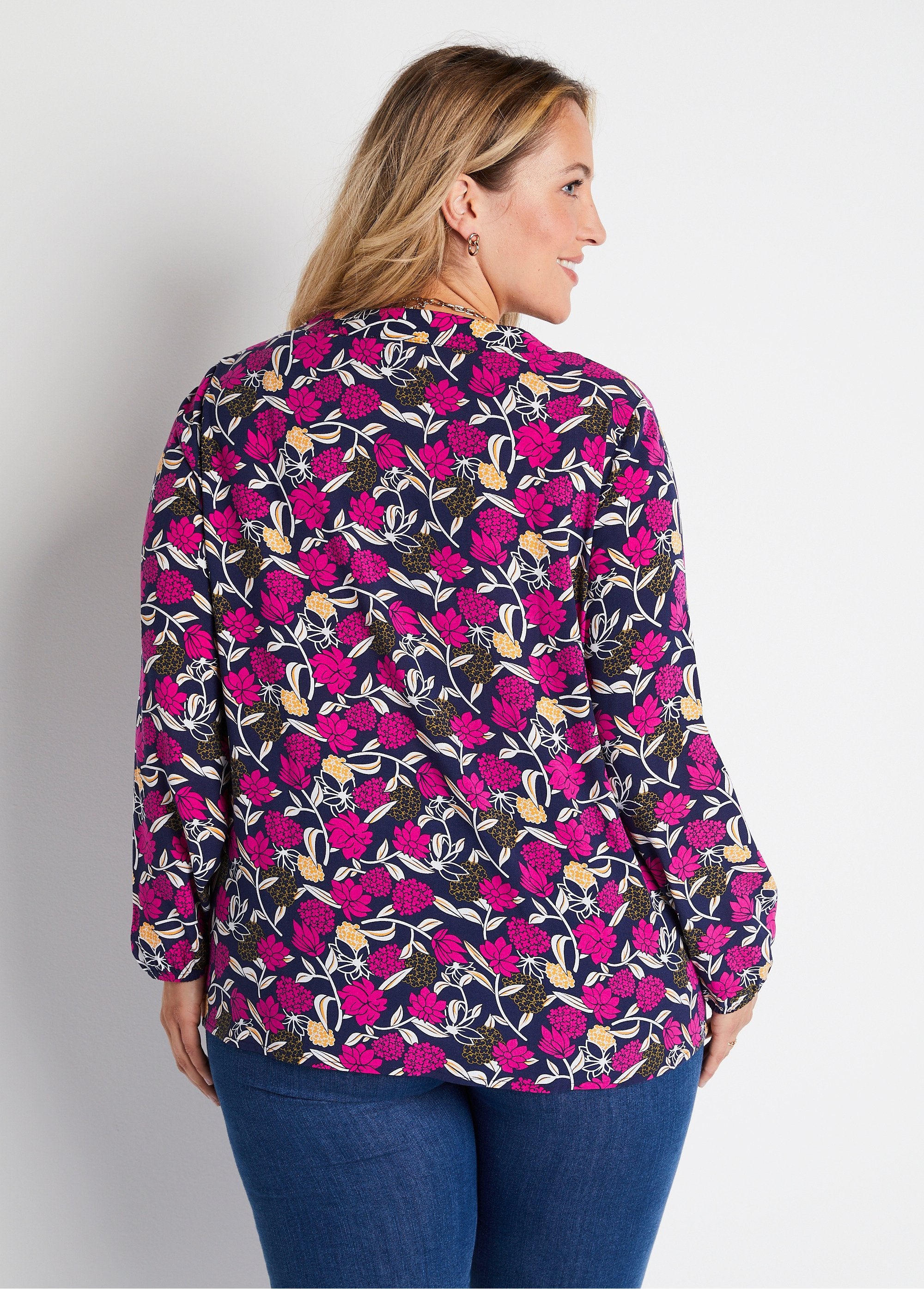 Losvallende_lange_tuniek_met_bloemenprint_Fuchsia-print_DO1_curvy