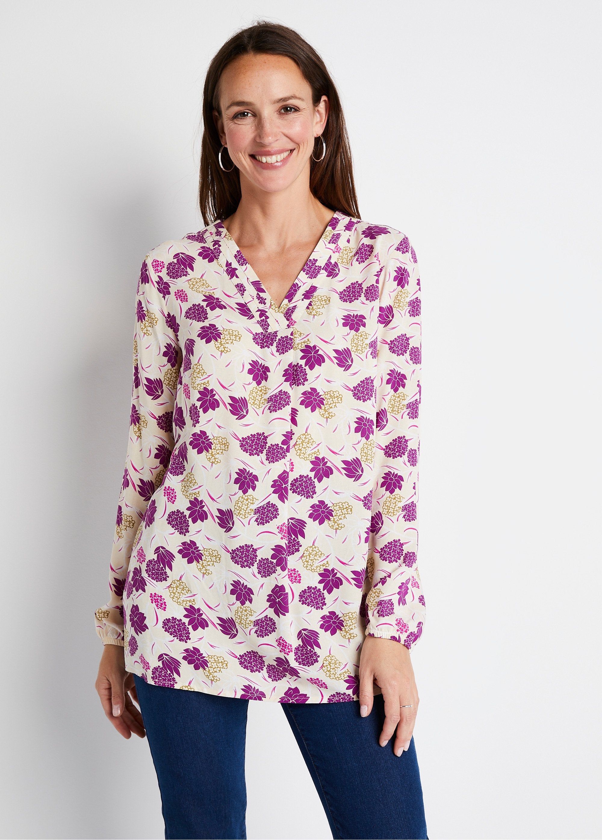 Losvallende_lange_tuniek_met_bloemenprint_Ecru_print_FA1_slim