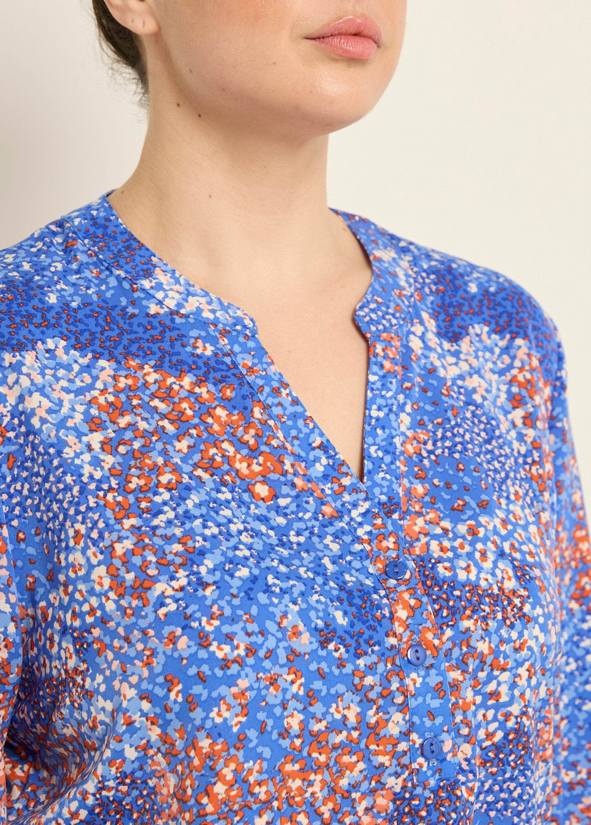 Gebloemde_V-hals_tuniek_met_lange_mouwen_Bleu_imprime_DE1_curvy